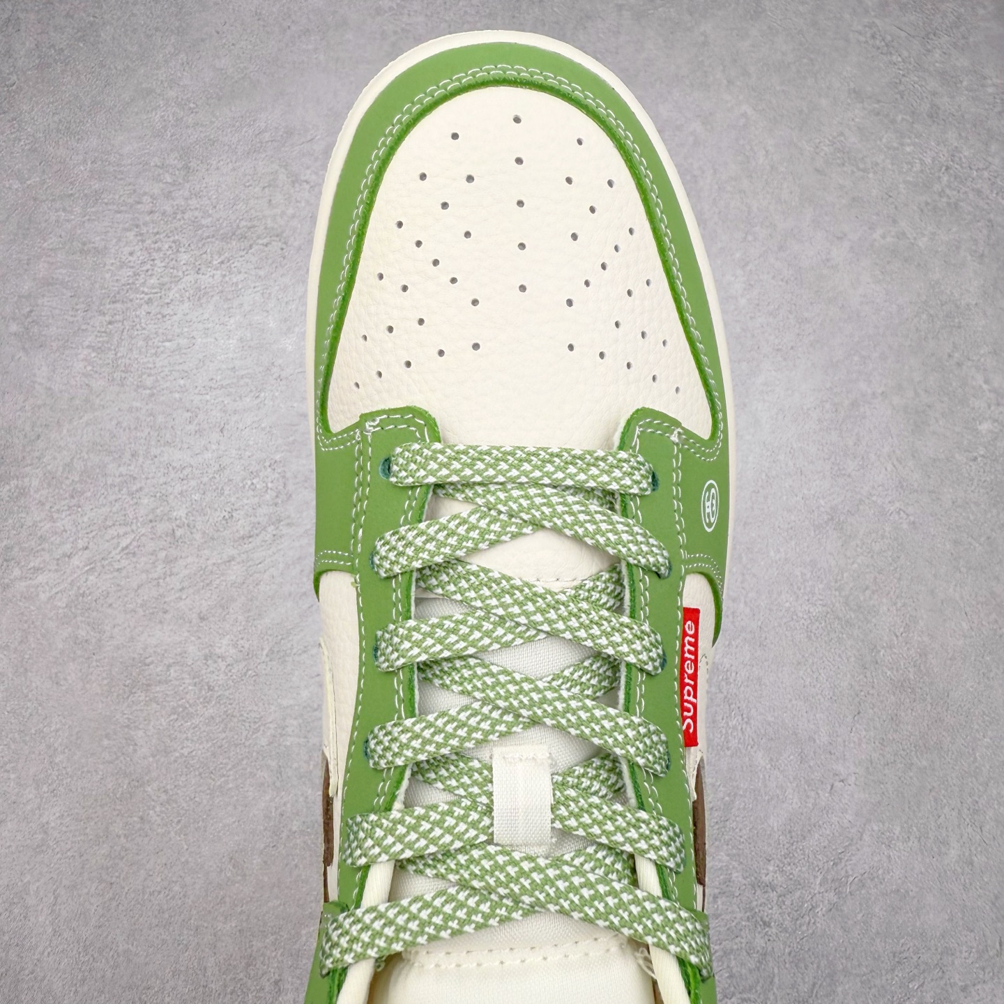 图片[4]-NK Dunk Low 定制配色 LW1818-120 大厂出品 极力推荐 原装头层材料 独家版型蒸餾加工帶來的是更好的视觉和脚感体验大厂纯原品质出货 清洁度 电绣工艺 皮料切割干净无任何毛边 细节完美 实拍调校N版已经零色差零失真 百分百还原实物色彩所见即所得 不存在货不对板色差等低级问题 选购参考实物拍摄 不混卖不参货 只用心做好货严格选品 承诺混一赔十 尺码：36 36.5 37.5 38 38.5 39 40 40.5 41 42 42.5 43 44 44.5 45-选品中心