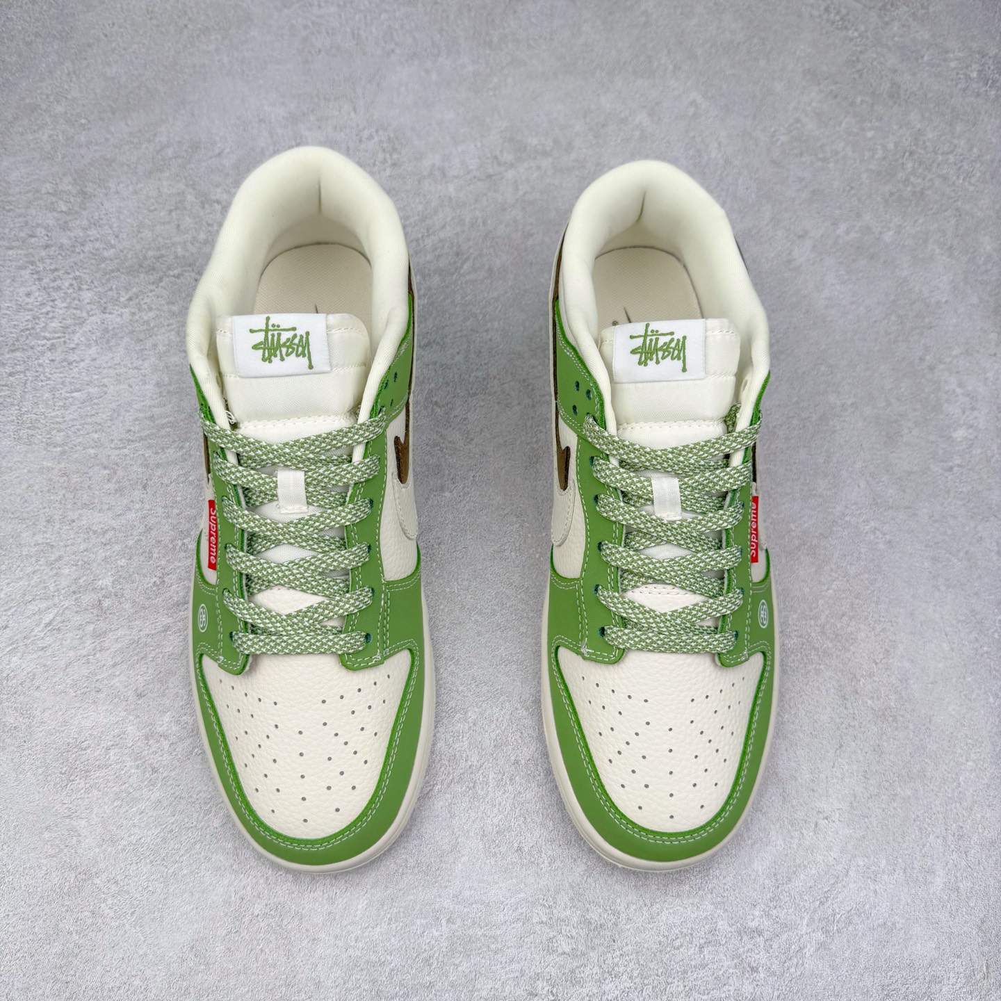 图片[2]-NK Dunk Low 定制配色 LW1818-120 大厂出品 极力推荐 原装头层材料 独家版型蒸餾加工帶來的是更好的视觉和脚感体验大厂纯原品质出货 清洁度 电绣工艺 皮料切割干净无任何毛边 细节完美 实拍调校N版已经零色差零失真 百分百还原实物色彩所见即所得 不存在货不对板色差等低级问题 选购参考实物拍摄 不混卖不参货 只用心做好货严格选品 承诺混一赔十 尺码：36 36.5 37.5 38 38.5 39 40 40.5 41 42 42.5 43 44 44.5 45-选品中心