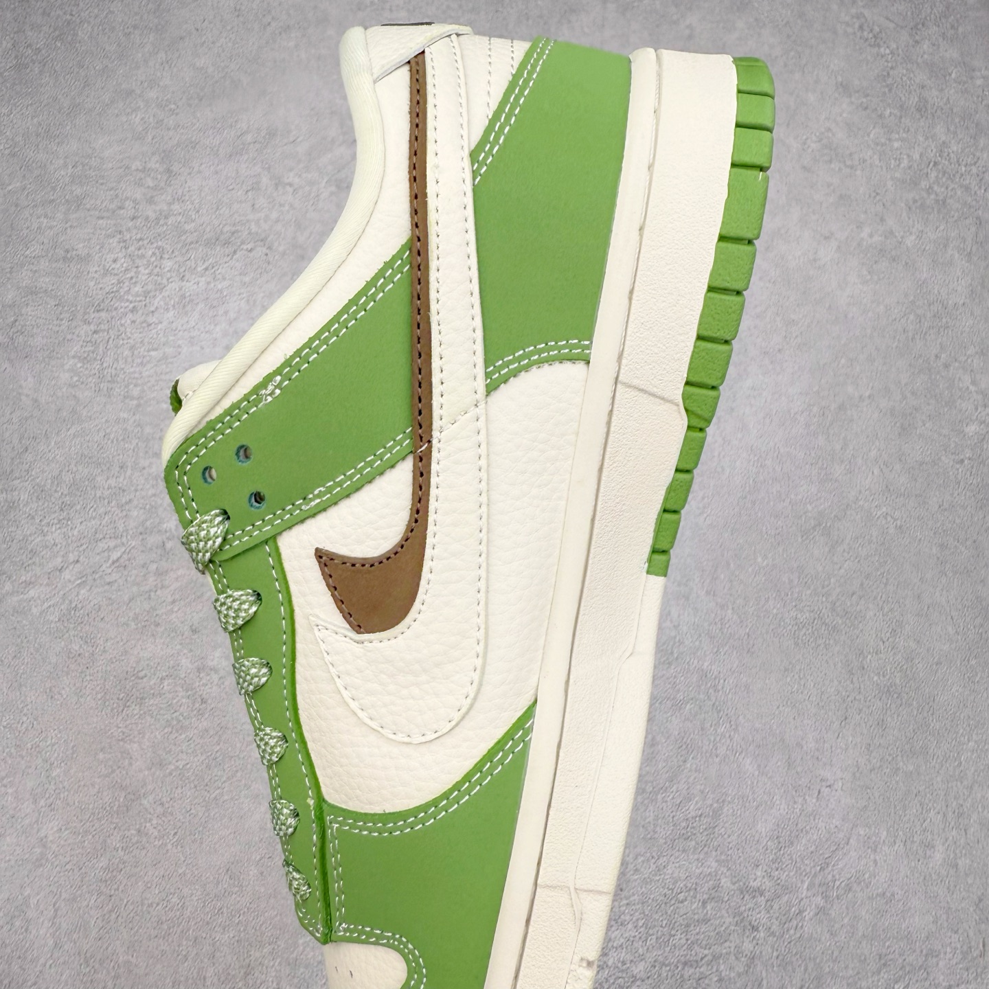 图片[7]-NK Dunk Low 定制配色 LW1818-120 大厂出品 极力推荐 原装头层材料 独家版型蒸餾加工帶來的是更好的视觉和脚感体验大厂纯原品质出货 清洁度 电绣工艺 皮料切割干净无任何毛边 细节完美 实拍调校N版已经零色差零失真 百分百还原实物色彩所见即所得 不存在货不对板色差等低级问题 选购参考实物拍摄 不混卖不参货 只用心做好货严格选品 承诺混一赔十 尺码：36 36.5 37.5 38 38.5 39 40 40.5 41 42 42.5 43 44 44.5 45-选品中心