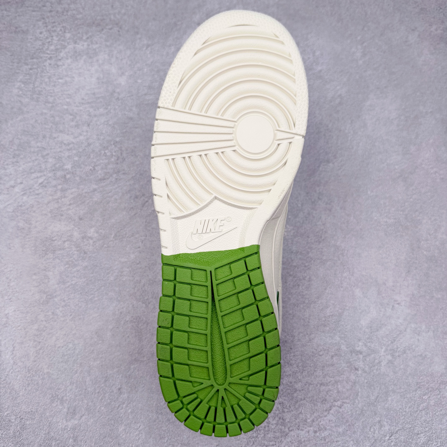 图片[9]-NK Dunk Low 定制配色 LW1818-120 大厂出品 极力推荐 原装头层材料 独家版型蒸餾加工帶來的是更好的视觉和脚感体验大厂纯原品质出货 清洁度 电绣工艺 皮料切割干净无任何毛边 细节完美 实拍调校N版已经零色差零失真 百分百还原实物色彩所见即所得 不存在货不对板色差等低级问题 选购参考实物拍摄 不混卖不参货 只用心做好货严格选品 承诺混一赔十 尺码：36 36.5 37.5 38 38.5 39 40 40.5 41 42 42.5 43 44 44.5 45-选品中心