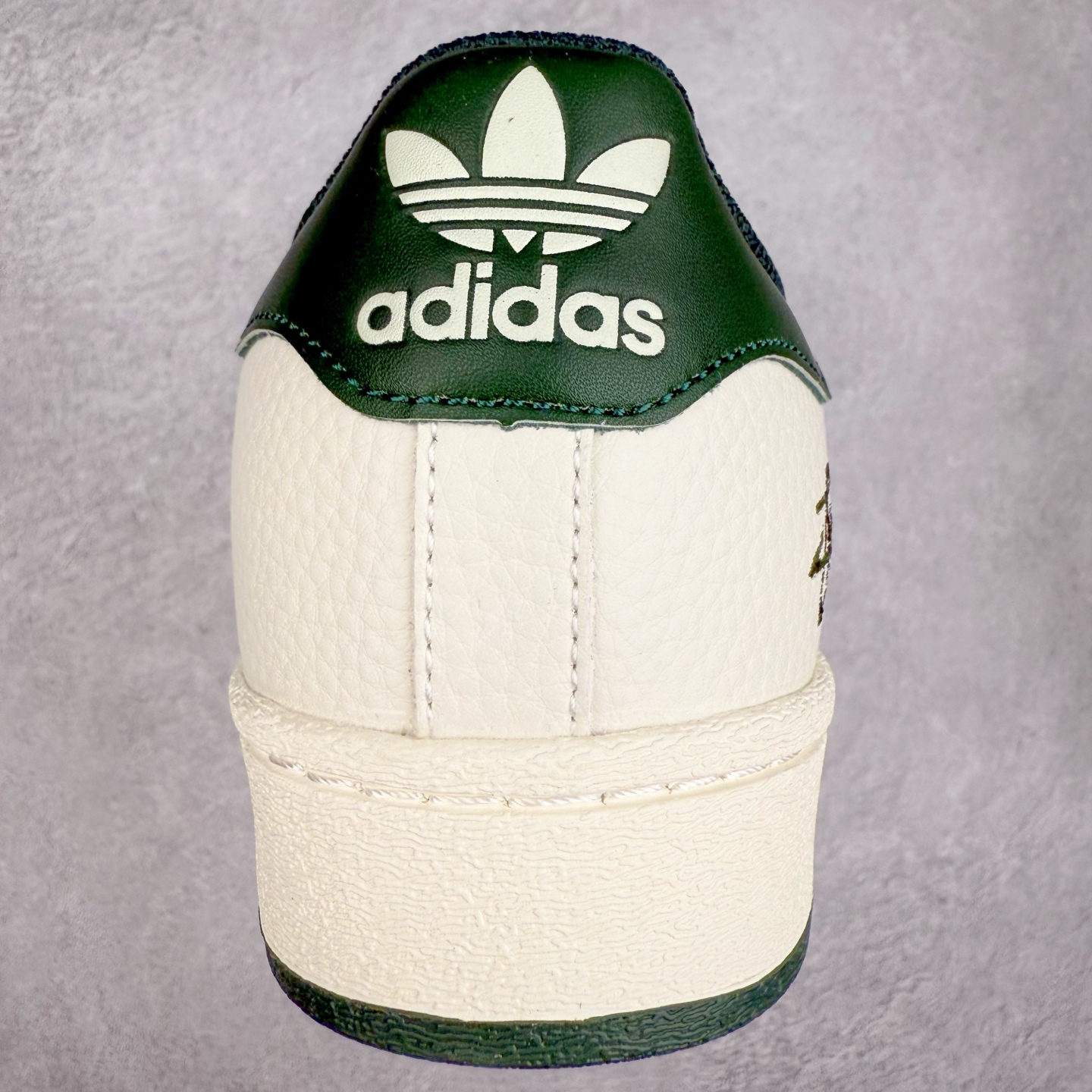 图片[8]-＃C2 AD Originals Superstar 经典复古贝壳头板鞋 AD8017 诞生于1969年 是第一双将全皮面鞋 身与橡胶鞋头结合在一起的低帮篮球鞋 Superstar最开始 是作为高帮篮球鞋Pro Model的低帮版本而出现的 但因为其独特和醒目的橡胶鞋头造型而让大家熟知 被大家形象地称为\\\”shelltoe\\\”贝壳头 在70年代的美国职业篮球场上 接近3/4的NBA球员都将这双Superstar作为场上用鞋 80年代之后 经过不断的改良和发展 Superstar逐渐成为横跨时装、音乐、街头文化、休闲和运动等各大领域的时尚潮鞋 尺码：36 36.5 37 38 38.5 39 40 40.5 41 42 42.5 43 44 44.5 45-选品中心