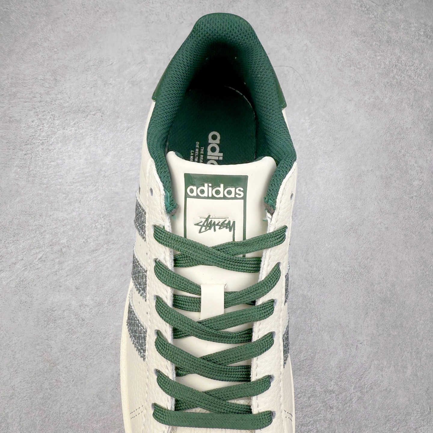 图片[5]-＃C2 AD Originals Superstar 经典复古贝壳头板鞋 AD8017 诞生于1969年 是第一双将全皮面鞋 身与橡胶鞋头结合在一起的低帮篮球鞋 Superstar最开始 是作为高帮篮球鞋Pro Model的低帮版本而出现的 但因为其独特和醒目的橡胶鞋头造型而让大家熟知 被大家形象地称为\\\”shelltoe\\\”贝壳头 在70年代的美国职业篮球场上 接近3/4的NBA球员都将这双Superstar作为场上用鞋 80年代之后 经过不断的改良和发展 Superstar逐渐成为横跨时装、音乐、街头文化、休闲和运动等各大领域的时尚潮鞋 尺码：36 36.5 37 38 38.5 39 40 40.5 41 42 42.5 43 44 44.5 45-选品中心