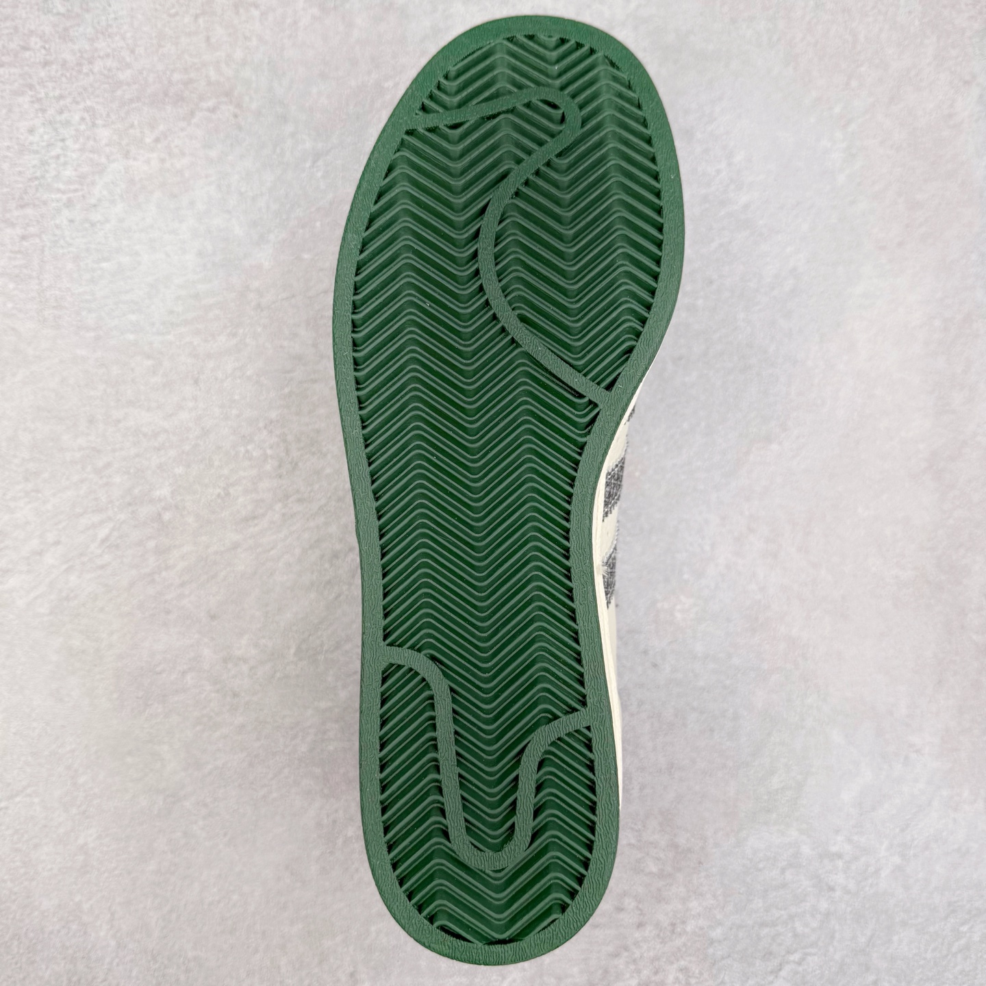 图片[9]-＃C2 AD Originals Superstar 经典复古贝壳头板鞋 AD8017 诞生于1969年 是第一双将全皮面鞋 身与橡胶鞋头结合在一起的低帮篮球鞋 Superstar最开始 是作为高帮篮球鞋Pro Model的低帮版本而出现的 但因为其独特和醒目的橡胶鞋头造型而让大家熟知 被大家形象地称为\\\”shelltoe\\\”贝壳头 在70年代的美国职业篮球场上 接近3/4的NBA球员都将这双Superstar作为场上用鞋 80年代之后 经过不断的改良和发展 Superstar逐渐成为横跨时装、音乐、街头文化、休闲和运动等各大领域的时尚潮鞋 尺码：36 36.5 37 38 38.5 39 40 40.5 41 42 42.5 43 44 44.5 45-选品中心