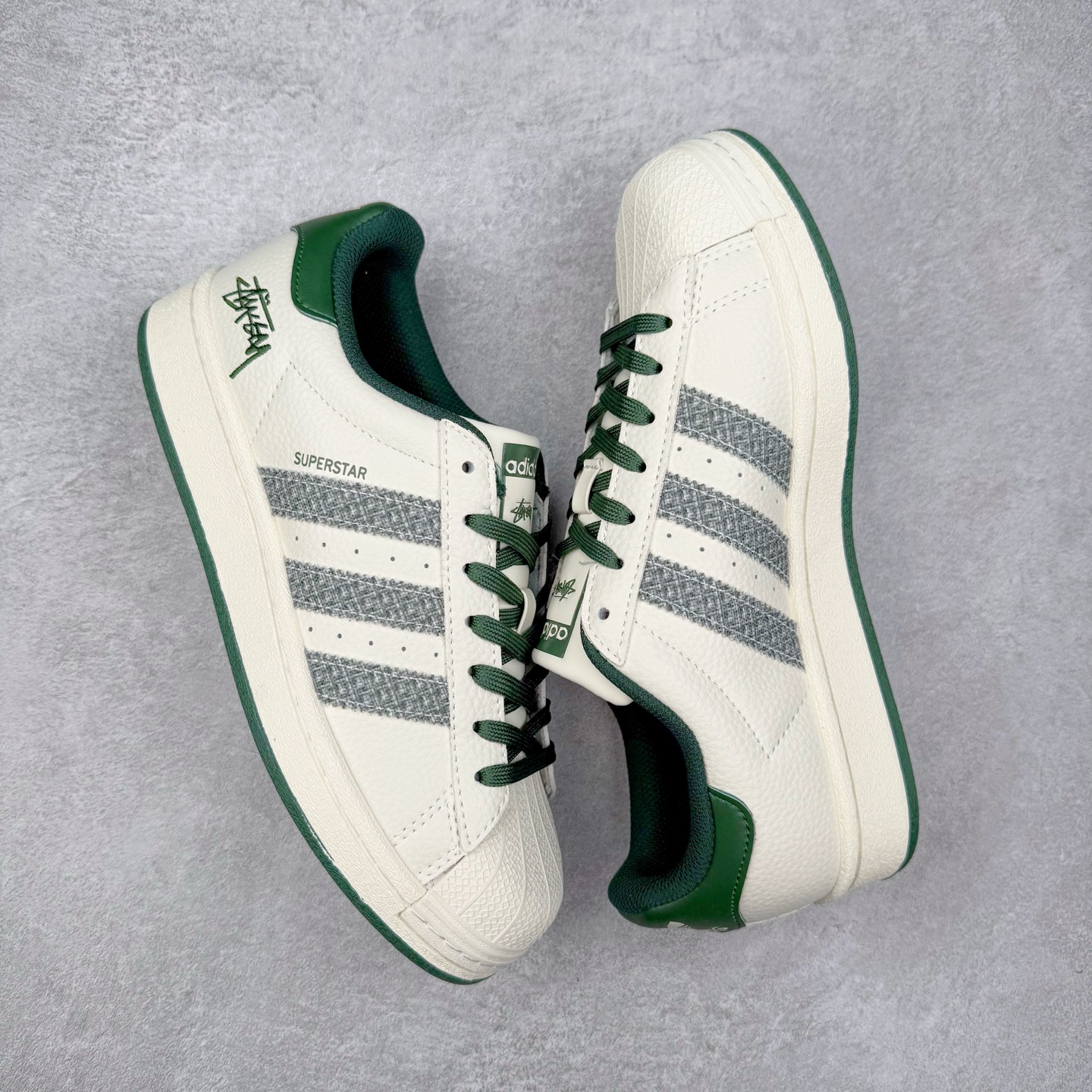 图片[3]-＃C2 AD Originals Superstar 经典复古贝壳头板鞋 AD8017 诞生于1969年 是第一双将全皮面鞋 身与橡胶鞋头结合在一起的低帮篮球鞋 Superstar最开始 是作为高帮篮球鞋Pro Model的低帮版本而出现的 但因为其独特和醒目的橡胶鞋头造型而让大家熟知 被大家形象地称为\\\”shelltoe\\\”贝壳头 在70年代的美国职业篮球场上 接近3/4的NBA球员都将这双Superstar作为场上用鞋 80年代之后 经过不断的改良和发展 Superstar逐渐成为横跨时装、音乐、街头文化、休闲和运动等各大领域的时尚潮鞋 尺码：36 36.5 37 38 38.5 39 40 40.5 41 42 42.5 43 44 44.5 45-选品中心