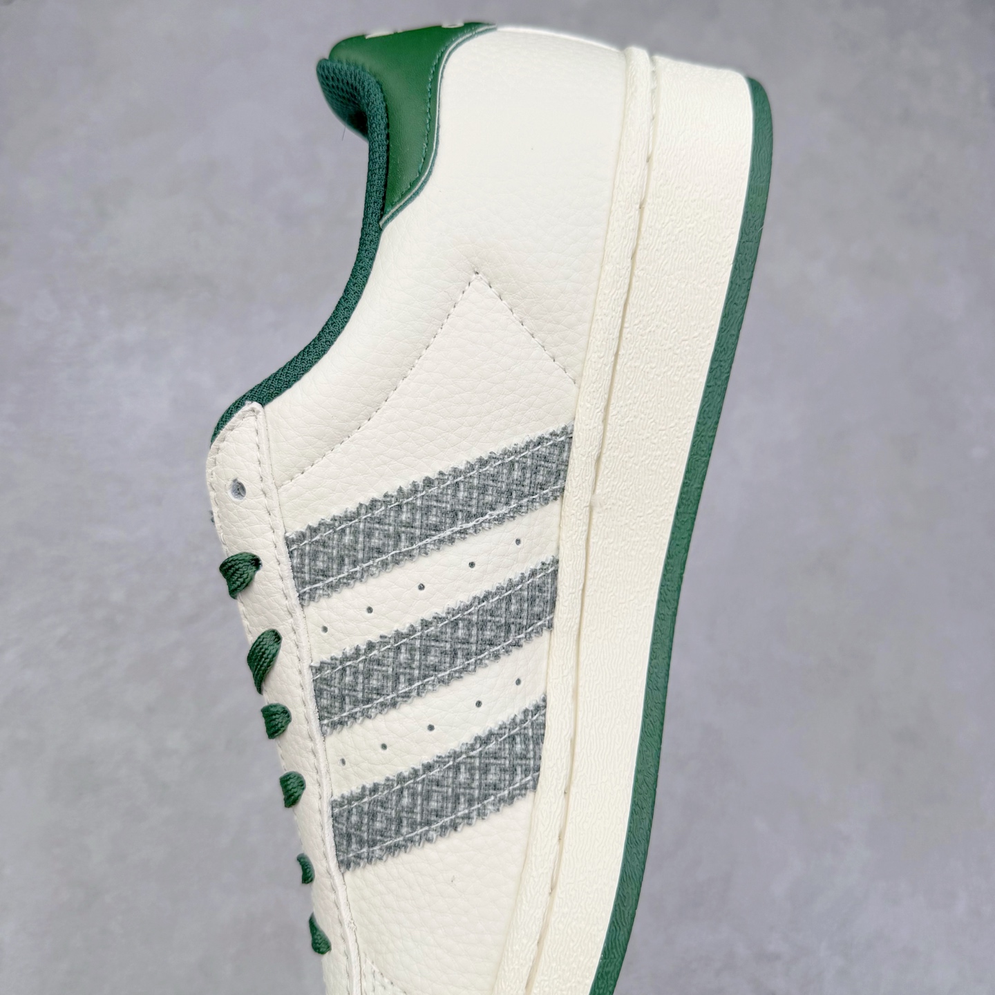 图片[7]-＃C2 AD Originals Superstar 经典复古贝壳头板鞋 AD8017 诞生于1969年 是第一双将全皮面鞋 身与橡胶鞋头结合在一起的低帮篮球鞋 Superstar最开始 是作为高帮篮球鞋Pro Model的低帮版本而出现的 但因为其独特和醒目的橡胶鞋头造型而让大家熟知 被大家形象地称为\\\”shelltoe\\\”贝壳头 在70年代的美国职业篮球场上 接近3/4的NBA球员都将这双Superstar作为场上用鞋 80年代之后 经过不断的改良和发展 Superstar逐渐成为横跨时装、音乐、街头文化、休闲和运动等各大领域的时尚潮鞋 尺码：36 36.5 37 38 38.5 39 40 40.5 41 42 42.5 43 44 44.5 45-选品中心