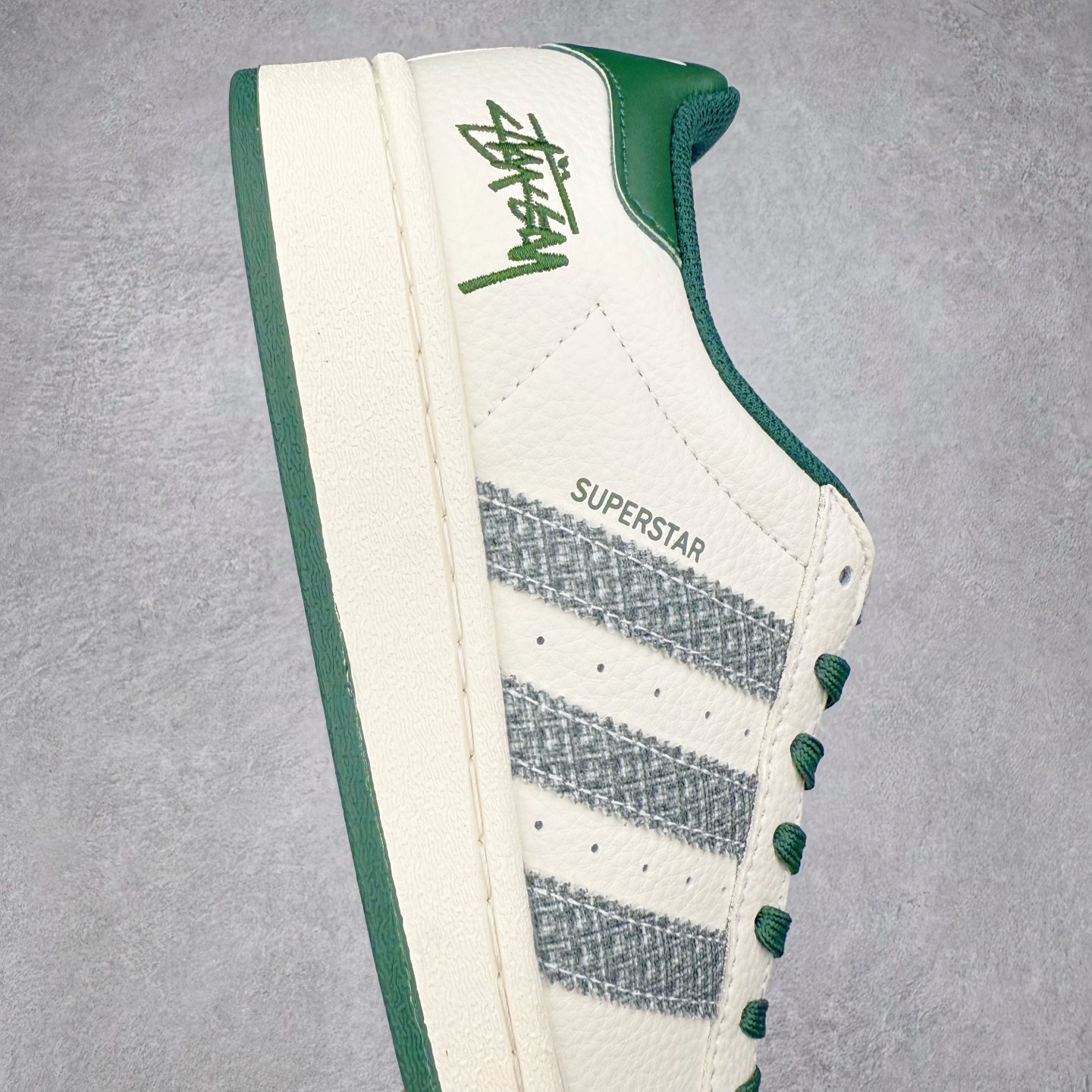 图片[6]-＃C2 AD Originals Superstar 经典复古贝壳头板鞋 AD8017 诞生于1969年 是第一双将全皮面鞋 身与橡胶鞋头结合在一起的低帮篮球鞋 Superstar最开始 是作为高帮篮球鞋Pro Model的低帮版本而出现的 但因为其独特和醒目的橡胶鞋头造型而让大家熟知 被大家形象地称为\\\”shelltoe\\\”贝壳头 在70年代的美国职业篮球场上 接近3/4的NBA球员都将这双Superstar作为场上用鞋 80年代之后 经过不断的改良和发展 Superstar逐渐成为横跨时装、音乐、街头文化、休闲和运动等各大领域的时尚潮鞋 尺码：36 36.5 37 38 38.5 39 40 40.5 41 42 42.5 43 44 44.5 45-选品中心