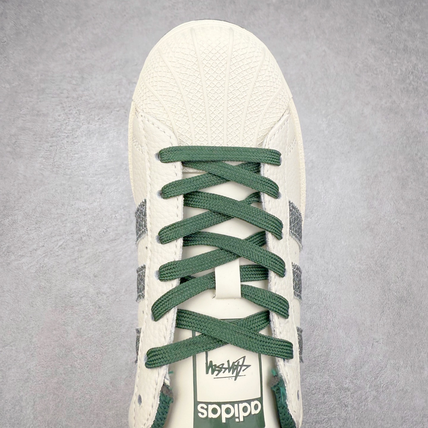 图片[4]-＃C2 AD Originals Superstar 经典复古贝壳头板鞋 AD8017 诞生于1969年 是第一双将全皮面鞋 身与橡胶鞋头结合在一起的低帮篮球鞋 Superstar最开始 是作为高帮篮球鞋Pro Model的低帮版本而出现的 但因为其独特和醒目的橡胶鞋头造型而让大家熟知 被大家形象地称为\\\”shelltoe\\\”贝壳头 在70年代的美国职业篮球场上 接近3/4的NBA球员都将这双Superstar作为场上用鞋 80年代之后 经过不断的改良和发展 Superstar逐渐成为横跨时装、音乐、街头文化、休闲和运动等各大领域的时尚潮鞋 尺码：36 36.5 37 38 38.5 39 40 40.5 41 42 42.5 43 44 44.5 45-选品中心