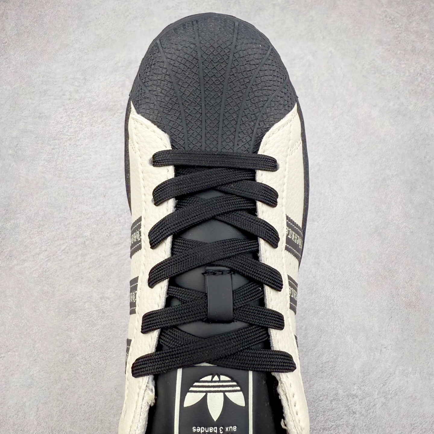 图片[4]-＃C2 AD Originals Superstar 经典复古贝壳头板鞋 DS0025 诞生于1969年 是第一双将全皮面鞋 身与橡胶鞋头结合在一起的低帮篮球鞋 Superstar最开始 是作为高帮篮球鞋Pro Model的低帮版本而出现的 但因为其独特和醒目的橡胶鞋头造型而让大家熟知 被大家形象地称为\\\”shelltoe\\\”贝壳头 在70年代的美国职业篮球场上 接近3/4的NBA球员都将这双Superstar作为场上用鞋 80年代之后 经过不断的改良和发展 Superstar逐渐成为横跨时装、音乐、街头文化、休闲和运动等各大领域的时尚潮鞋 尺码：36 36.5 37 38 38.5 39 40 40.5 41 42 42.5 43 44 44.5 45-选品中心