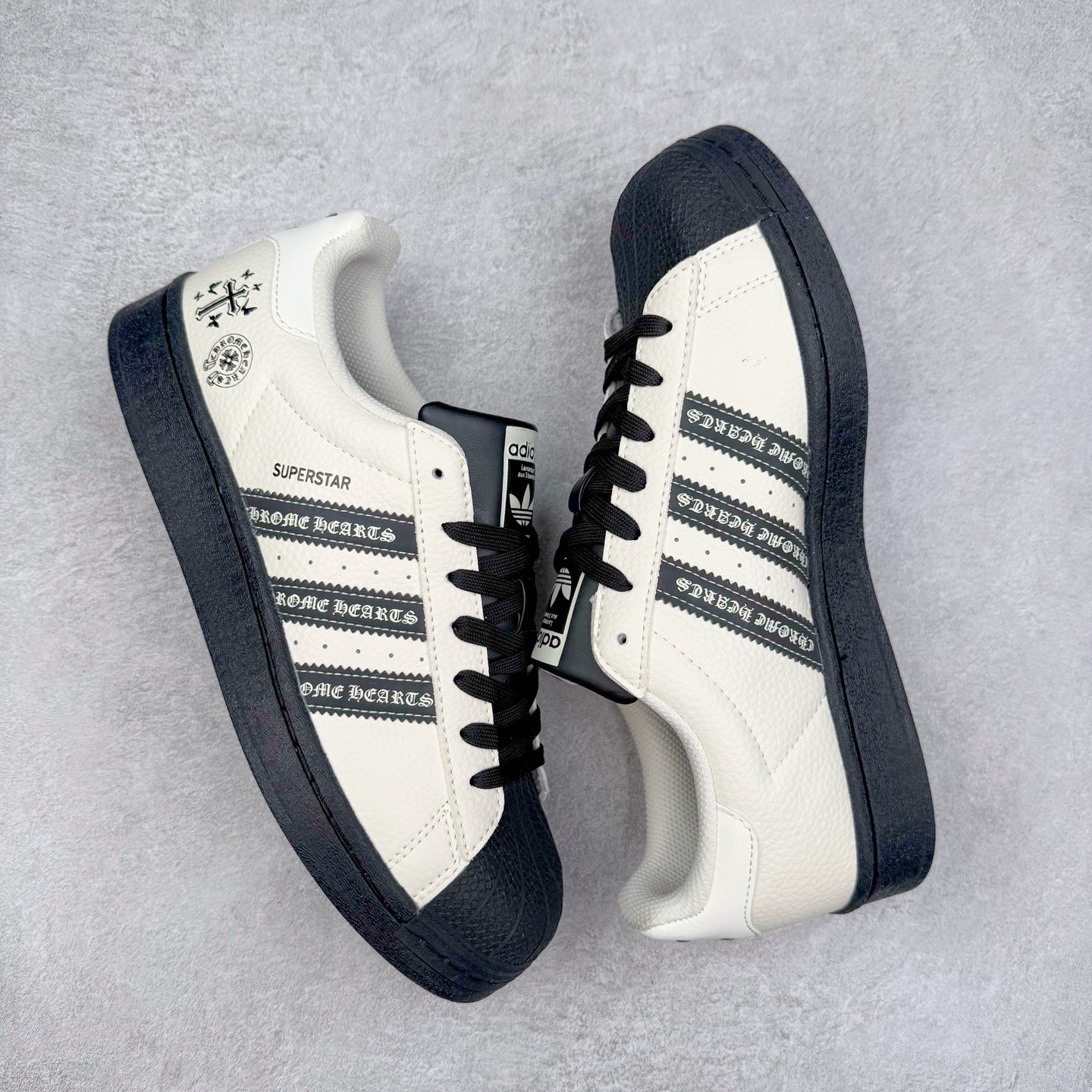 图片[3]-＃C2 AD Originals Superstar 经典复古贝壳头板鞋 DS0025 诞生于1969年 是第一双将全皮面鞋 身与橡胶鞋头结合在一起的低帮篮球鞋 Superstar最开始 是作为高帮篮球鞋Pro Model的低帮版本而出现的 但因为其独特和醒目的橡胶鞋头造型而让大家熟知 被大家形象地称为\\\”shelltoe\\\”贝壳头 在70年代的美国职业篮球场上 接近3/4的NBA球员都将这双Superstar作为场上用鞋 80年代之后 经过不断的改良和发展 Superstar逐渐成为横跨时装、音乐、街头文化、休闲和运动等各大领域的时尚潮鞋 尺码：36 36.5 37 38 38.5 39 40 40.5 41 42 42.5 43 44 44.5 45-选品中心