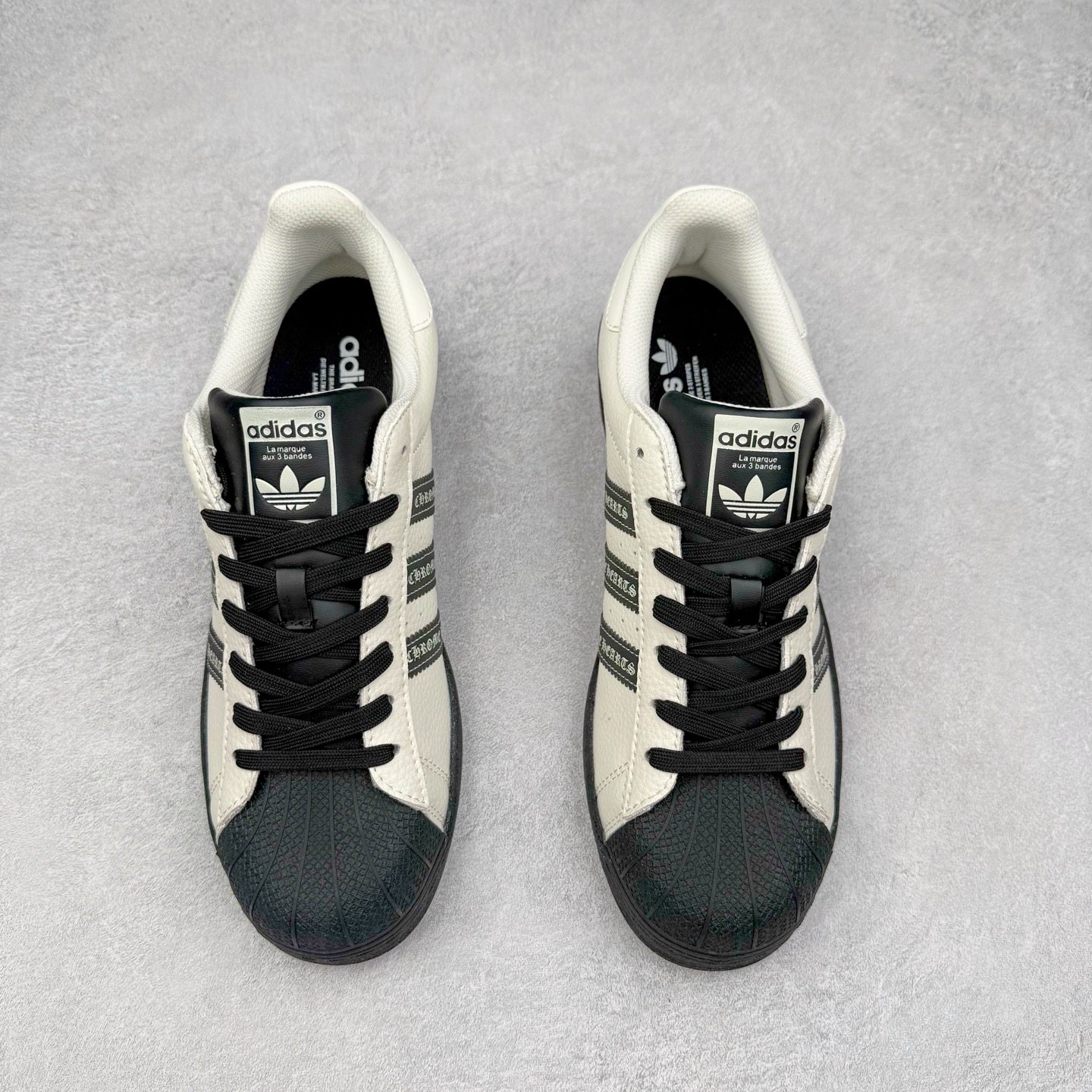 图片[2]-＃C2 AD Originals Superstar 经典复古贝壳头板鞋 DS0025 诞生于1969年 是第一双将全皮面鞋 身与橡胶鞋头结合在一起的低帮篮球鞋 Superstar最开始 是作为高帮篮球鞋Pro Model的低帮版本而出现的 但因为其独特和醒目的橡胶鞋头造型而让大家熟知 被大家形象地称为\\\”shelltoe\\\”贝壳头 在70年代的美国职业篮球场上 接近3/4的NBA球员都将这双Superstar作为场上用鞋 80年代之后 经过不断的改良和发展 Superstar逐渐成为横跨时装、音乐、街头文化、休闲和运动等各大领域的时尚潮鞋 尺码：36 36.5 37 38 38.5 39 40 40.5 41 42 42.5 43 44 44.5 45-选品中心