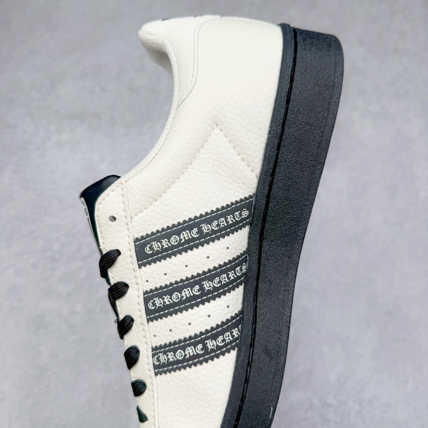 图片[7]-＃C2 AD Originals Superstar 经典复古贝壳头板鞋 DS0025 诞生于1969年 是第一双将全皮面鞋 身与橡胶鞋头结合在一起的低帮篮球鞋 Superstar最开始 是作为高帮篮球鞋Pro Model的低帮版本而出现的 但因为其独特和醒目的橡胶鞋头造型而让大家熟知 被大家形象地称为\\\”shelltoe\\\”贝壳头 在70年代的美国职业篮球场上 接近3/4的NBA球员都将这双Superstar作为场上用鞋 80年代之后 经过不断的改良和发展 Superstar逐渐成为横跨时装、音乐、街头文化、休闲和运动等各大领域的时尚潮鞋 尺码：36 36.5 37 38 38.5 39 40 40.5 41 42 42.5 43 44 44.5 45-选品中心