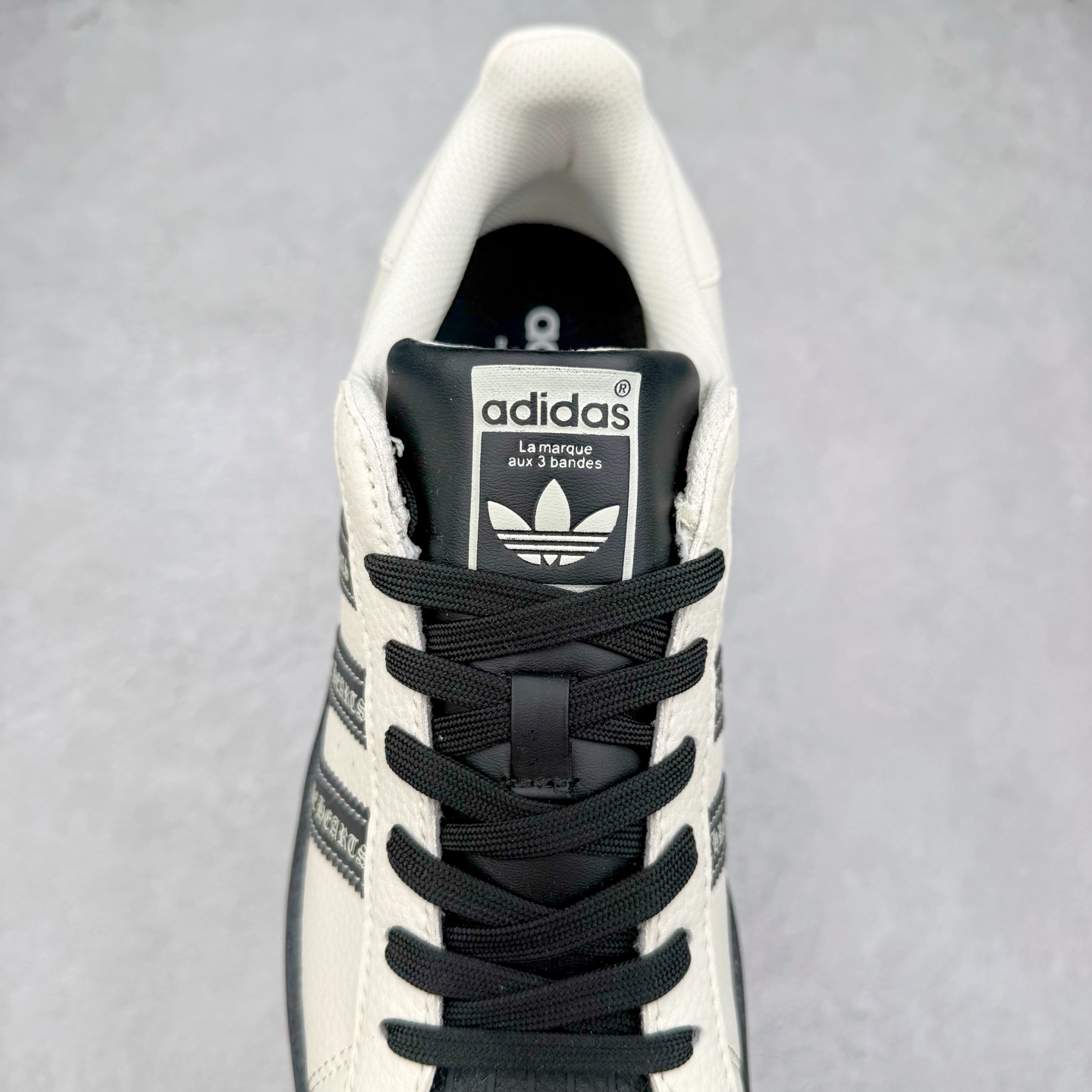 图片[5]-＃C2 AD Originals Superstar 经典复古贝壳头板鞋 DS0025 诞生于1969年 是第一双将全皮面鞋 身与橡胶鞋头结合在一起的低帮篮球鞋 Superstar最开始 是作为高帮篮球鞋Pro Model的低帮版本而出现的 但因为其独特和醒目的橡胶鞋头造型而让大家熟知 被大家形象地称为\\\”shelltoe\\\”贝壳头 在70年代的美国职业篮球场上 接近3/4的NBA球员都将这双Superstar作为场上用鞋 80年代之后 经过不断的改良和发展 Superstar逐渐成为横跨时装、音乐、街头文化、休闲和运动等各大领域的时尚潮鞋 尺码：36 36.5 37 38 38.5 39 40 40.5 41 42 42.5 43 44 44.5 45-选品中心