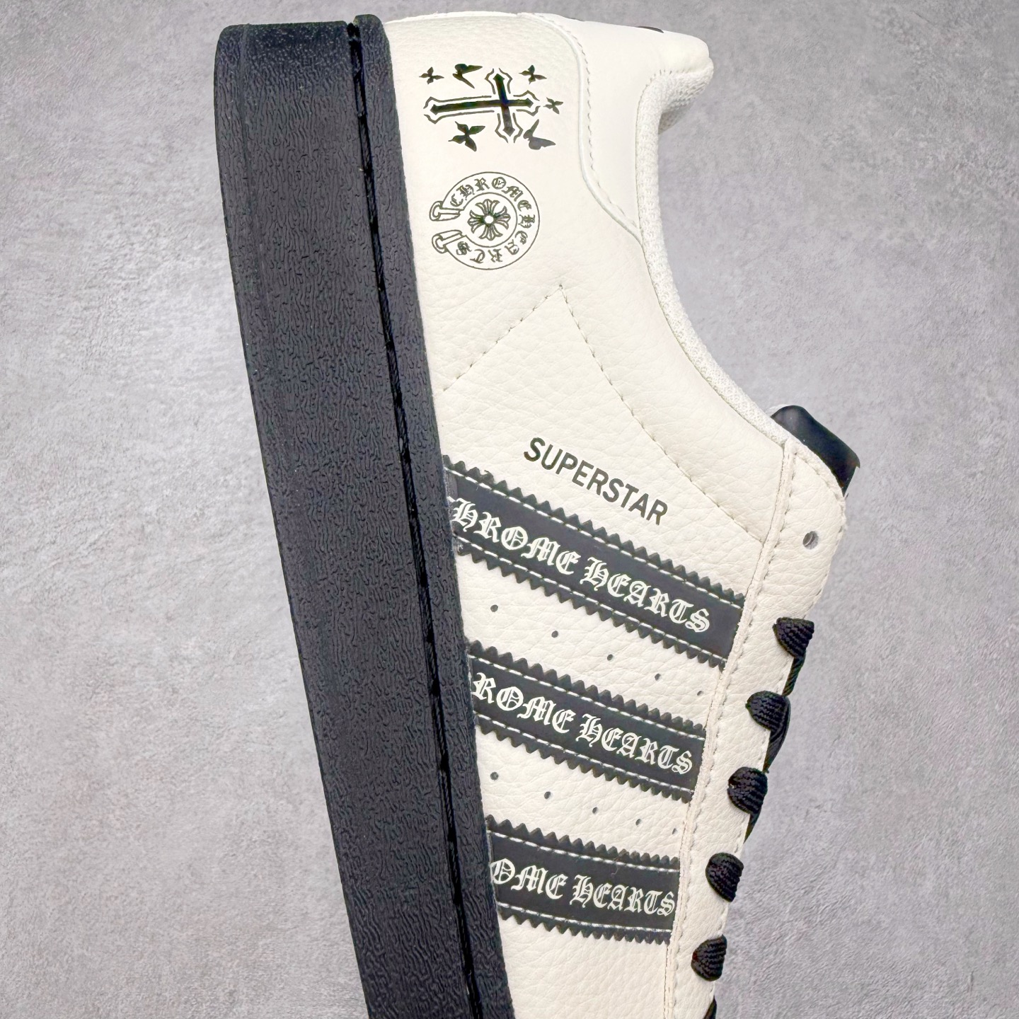 图片[6]-＃C2 AD Originals Superstar 经典复古贝壳头板鞋 DS0025 诞生于1969年 是第一双将全皮面鞋 身与橡胶鞋头结合在一起的低帮篮球鞋 Superstar最开始 是作为高帮篮球鞋Pro Model的低帮版本而出现的 但因为其独特和醒目的橡胶鞋头造型而让大家熟知 被大家形象地称为\\\”shelltoe\\\”贝壳头 在70年代的美国职业篮球场上 接近3/4的NBA球员都将这双Superstar作为场上用鞋 80年代之后 经过不断的改良和发展 Superstar逐渐成为横跨时装、音乐、街头文化、休闲和运动等各大领域的时尚潮鞋 尺码：36 36.5 37 38 38.5 39 40 40.5 41 42 42.5 43 44 44.5 45-选品中心