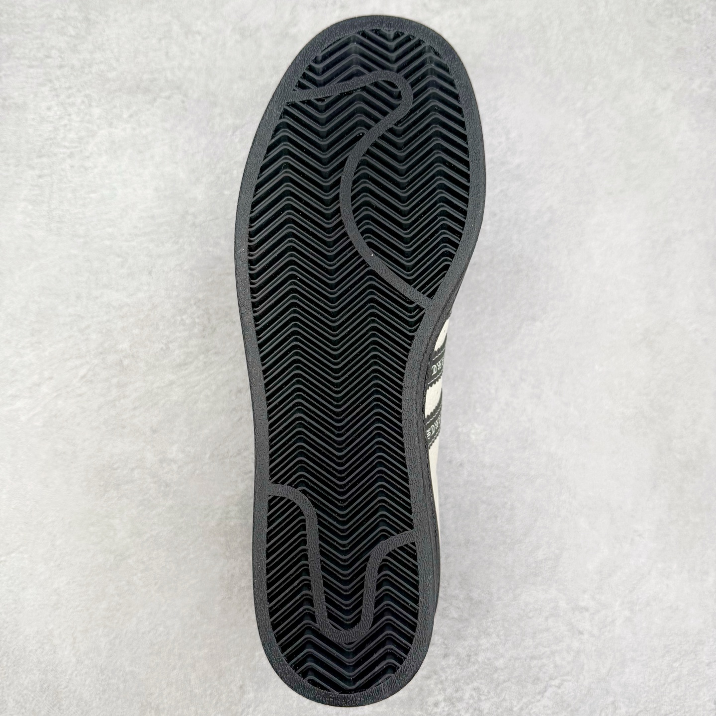 图片[9]-＃C2 AD Originals Superstar 经典复古贝壳头板鞋 DS0025 诞生于1969年 是第一双将全皮面鞋 身与橡胶鞋头结合在一起的低帮篮球鞋 Superstar最开始 是作为高帮篮球鞋Pro Model的低帮版本而出现的 但因为其独特和醒目的橡胶鞋头造型而让大家熟知 被大家形象地称为\\\”shelltoe\\\”贝壳头 在70年代的美国职业篮球场上 接近3/4的NBA球员都将这双Superstar作为场上用鞋 80年代之后 经过不断的改良和发展 Superstar逐渐成为横跨时装、音乐、街头文化、休闲和运动等各大领域的时尚潮鞋 尺码：36 36.5 37 38 38.5 39 40 40.5 41 42 42.5 43 44 44.5 45-选品中心