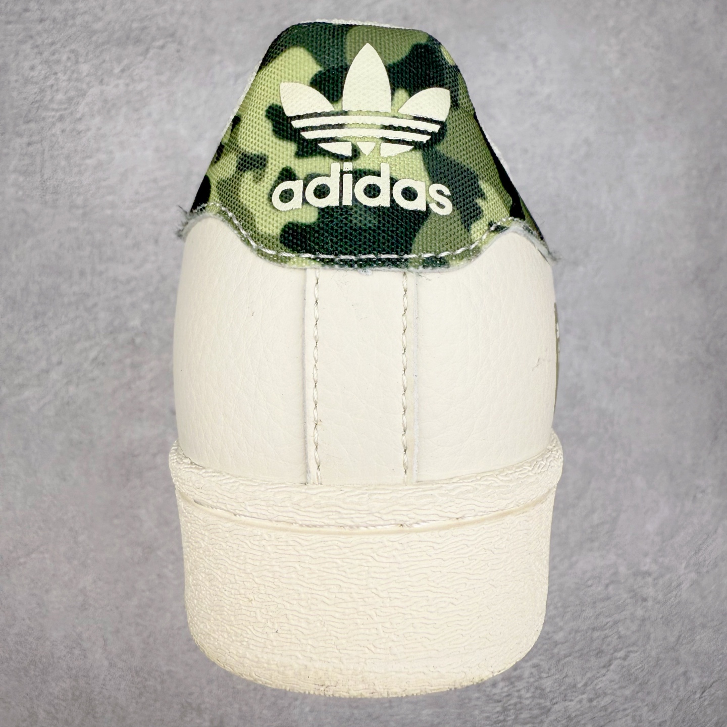 图片[8]-＃C2 AD Originals Superstar 经典复古贝壳头板鞋 DS0018 诞生于1969年 是第一双将全皮面鞋 身与橡胶鞋头结合在一起的低帮篮球鞋 Superstar最开始 是作为高帮篮球鞋Pro Model的低帮版本而出现的 但因为其独特和醒目的橡胶鞋头造型而让大家熟知 被大家形象地称为\\\”shelltoe\\\”贝壳头 在70年代的美国职业篮球场上 接近3/4的NBA球员都将这双Superstar作为场上用鞋 80年代之后 经过不断的改良和发展 Superstar逐渐成为横跨时装、音乐、街头文化、休闲和运动等各大领域的时尚潮鞋 尺码：36 36.5 37 38 38.5 39 40 40.5 41 42 42.5 43 44 44.5 45-选品中心