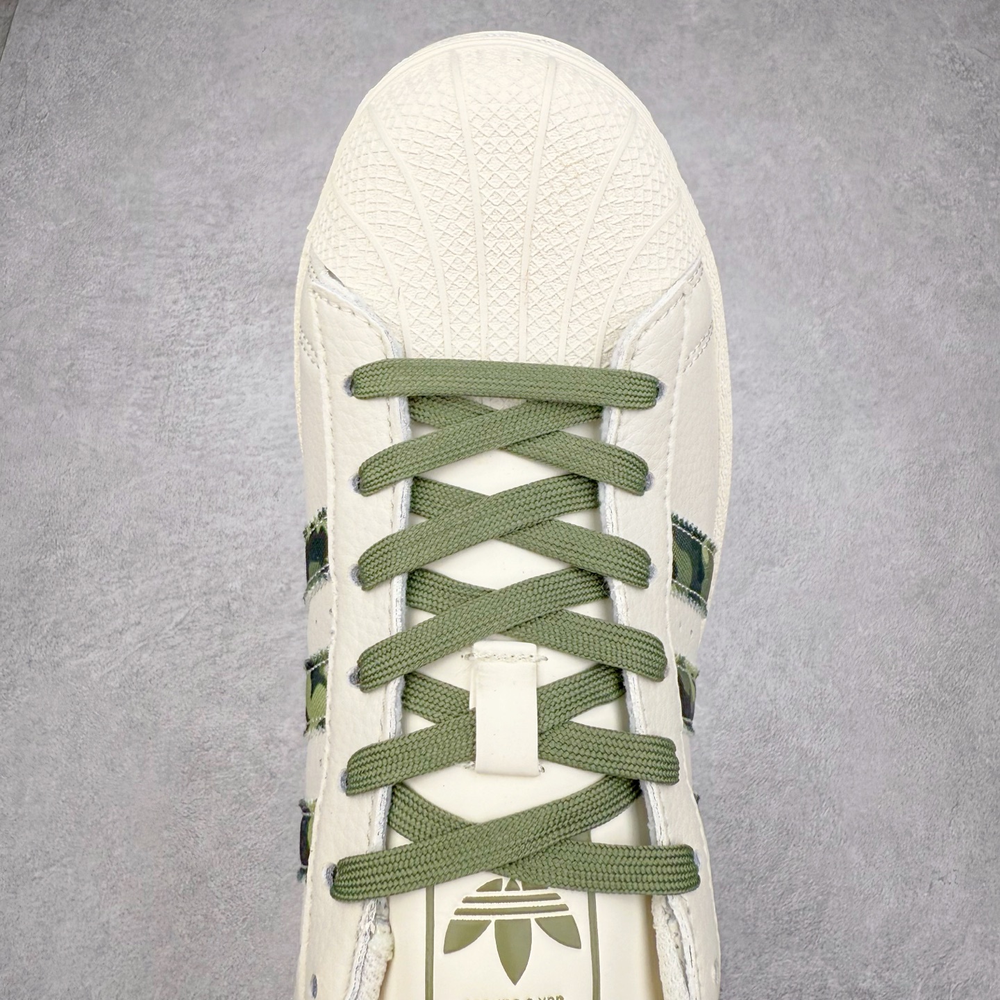 图片[4]-＃C2 AD Originals Superstar 经典复古贝壳头板鞋 DS0018 诞生于1969年 是第一双将全皮面鞋 身与橡胶鞋头结合在一起的低帮篮球鞋 Superstar最开始 是作为高帮篮球鞋Pro Model的低帮版本而出现的 但因为其独特和醒目的橡胶鞋头造型而让大家熟知 被大家形象地称为\\\”shelltoe\\\”贝壳头 在70年代的美国职业篮球场上 接近3/4的NBA球员都将这双Superstar作为场上用鞋 80年代之后 经过不断的改良和发展 Superstar逐渐成为横跨时装、音乐、街头文化、休闲和运动等各大领域的时尚潮鞋 尺码：36 36.5 37 38 38.5 39 40 40.5 41 42 42.5 43 44 44.5 45-选品中心