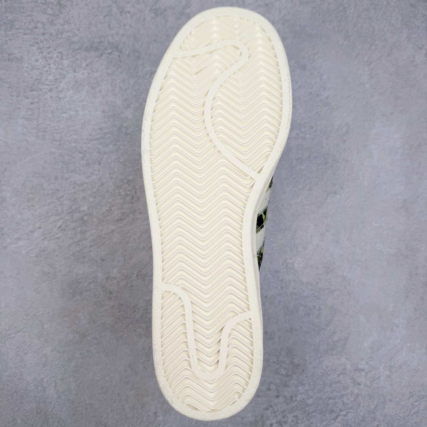 图片[9]-＃C2 AD Originals Superstar 经典复古贝壳头板鞋 DS0018 诞生于1969年 是第一双将全皮面鞋 身与橡胶鞋头结合在一起的低帮篮球鞋 Superstar最开始 是作为高帮篮球鞋Pro Model的低帮版本而出现的 但因为其独特和醒目的橡胶鞋头造型而让大家熟知 被大家形象地称为\\\”shelltoe\\\”贝壳头 在70年代的美国职业篮球场上 接近3/4的NBA球员都将这双Superstar作为场上用鞋 80年代之后 经过不断的改良和发展 Superstar逐渐成为横跨时装、音乐、街头文化、休闲和运动等各大领域的时尚潮鞋 尺码：36 36.5 37 38 38.5 39 40 40.5 41 42 42.5 43 44 44.5 45-选品中心