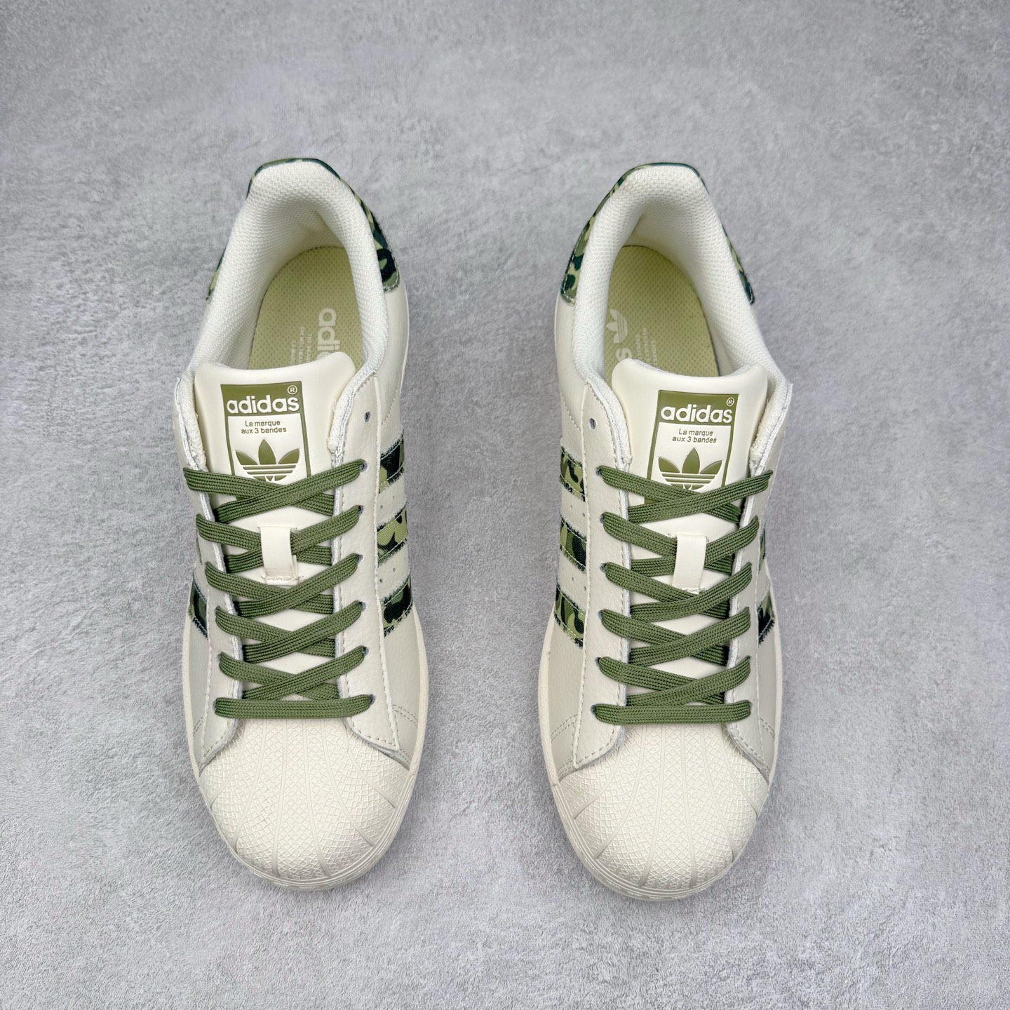 图片[2]-＃C2 AD Originals Superstar 经典复古贝壳头板鞋 DS0018 诞生于1969年 是第一双将全皮面鞋 身与橡胶鞋头结合在一起的低帮篮球鞋 Superstar最开始 是作为高帮篮球鞋Pro Model的低帮版本而出现的 但因为其独特和醒目的橡胶鞋头造型而让大家熟知 被大家形象地称为\\\”shelltoe\\\”贝壳头 在70年代的美国职业篮球场上 接近3/4的NBA球员都将这双Superstar作为场上用鞋 80年代之后 经过不断的改良和发展 Superstar逐渐成为横跨时装、音乐、街头文化、休闲和运动等各大领域的时尚潮鞋 尺码：36 36.5 37 38 38.5 39 40 40.5 41 42 42.5 43 44 44.5 45-选品中心