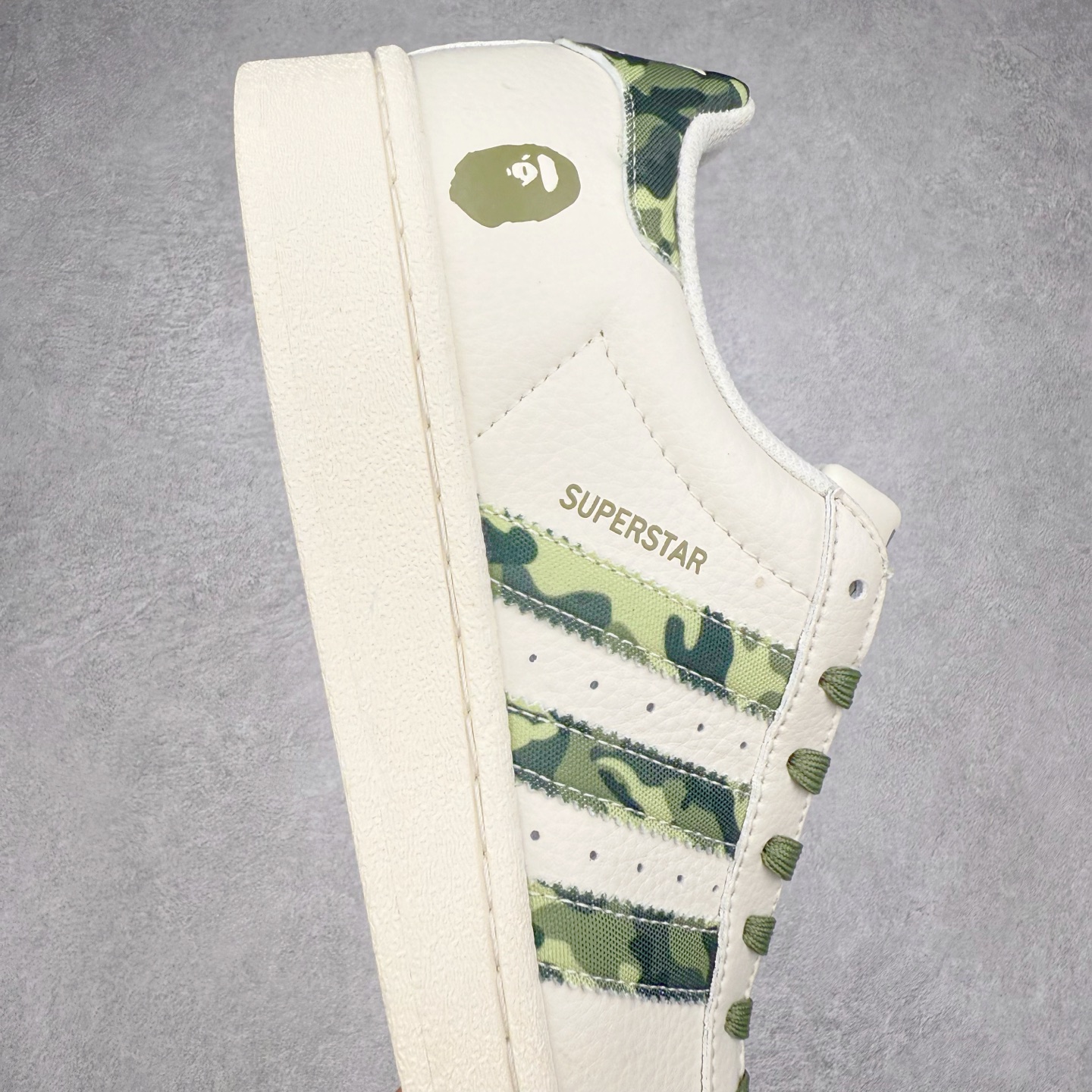 图片[6]-＃C2 AD Originals Superstar 经典复古贝壳头板鞋 DS0018 诞生于1969年 是第一双将全皮面鞋 身与橡胶鞋头结合在一起的低帮篮球鞋 Superstar最开始 是作为高帮篮球鞋Pro Model的低帮版本而出现的 但因为其独特和醒目的橡胶鞋头造型而让大家熟知 被大家形象地称为\\\”shelltoe\\\”贝壳头 在70年代的美国职业篮球场上 接近3/4的NBA球员都将这双Superstar作为场上用鞋 80年代之后 经过不断的改良和发展 Superstar逐渐成为横跨时装、音乐、街头文化、休闲和运动等各大领域的时尚潮鞋 尺码：36 36.5 37 38 38.5 39 40 40.5 41 42 42.5 43 44 44.5 45-选品中心