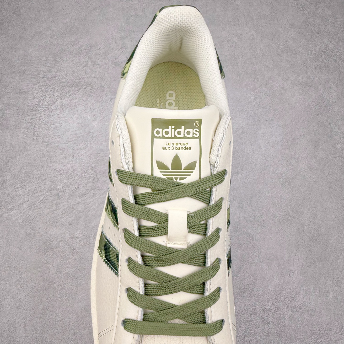 图片[5]-＃C2 AD Originals Superstar 经典复古贝壳头板鞋 DS0018 诞生于1969年 是第一双将全皮面鞋 身与橡胶鞋头结合在一起的低帮篮球鞋 Superstar最开始 是作为高帮篮球鞋Pro Model的低帮版本而出现的 但因为其独特和醒目的橡胶鞋头造型而让大家熟知 被大家形象地称为\\\”shelltoe\\\”贝壳头 在70年代的美国职业篮球场上 接近3/4的NBA球员都将这双Superstar作为场上用鞋 80年代之后 经过不断的改良和发展 Superstar逐渐成为横跨时装、音乐、街头文化、休闲和运动等各大领域的时尚潮鞋 尺码：36 36.5 37 38 38.5 39 40 40.5 41 42 42.5 43 44 44.5 45-选品中心