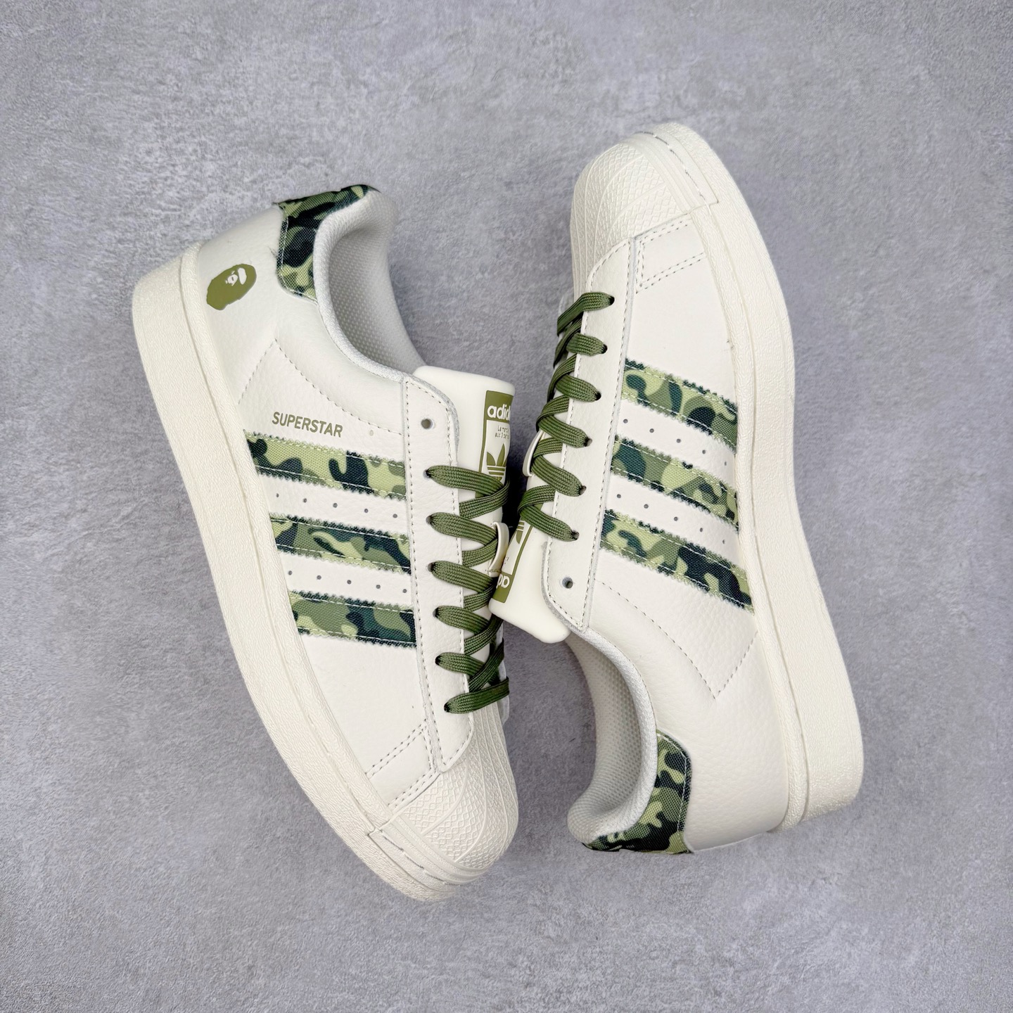 图片[3]-＃C2 AD Originals Superstar 经典复古贝壳头板鞋 DS0018 诞生于1969年 是第一双将全皮面鞋 身与橡胶鞋头结合在一起的低帮篮球鞋 Superstar最开始 是作为高帮篮球鞋Pro Model的低帮版本而出现的 但因为其独特和醒目的橡胶鞋头造型而让大家熟知 被大家形象地称为\\\”shelltoe\\\”贝壳头 在70年代的美国职业篮球场上 接近3/4的NBA球员都将这双Superstar作为场上用鞋 80年代之后 经过不断的改良和发展 Superstar逐渐成为横跨时装、音乐、街头文化、休闲和运动等各大领域的时尚潮鞋 尺码：36 36.5 37 38 38.5 39 40 40.5 41 42 42.5 43 44 44.5 45-选品中心