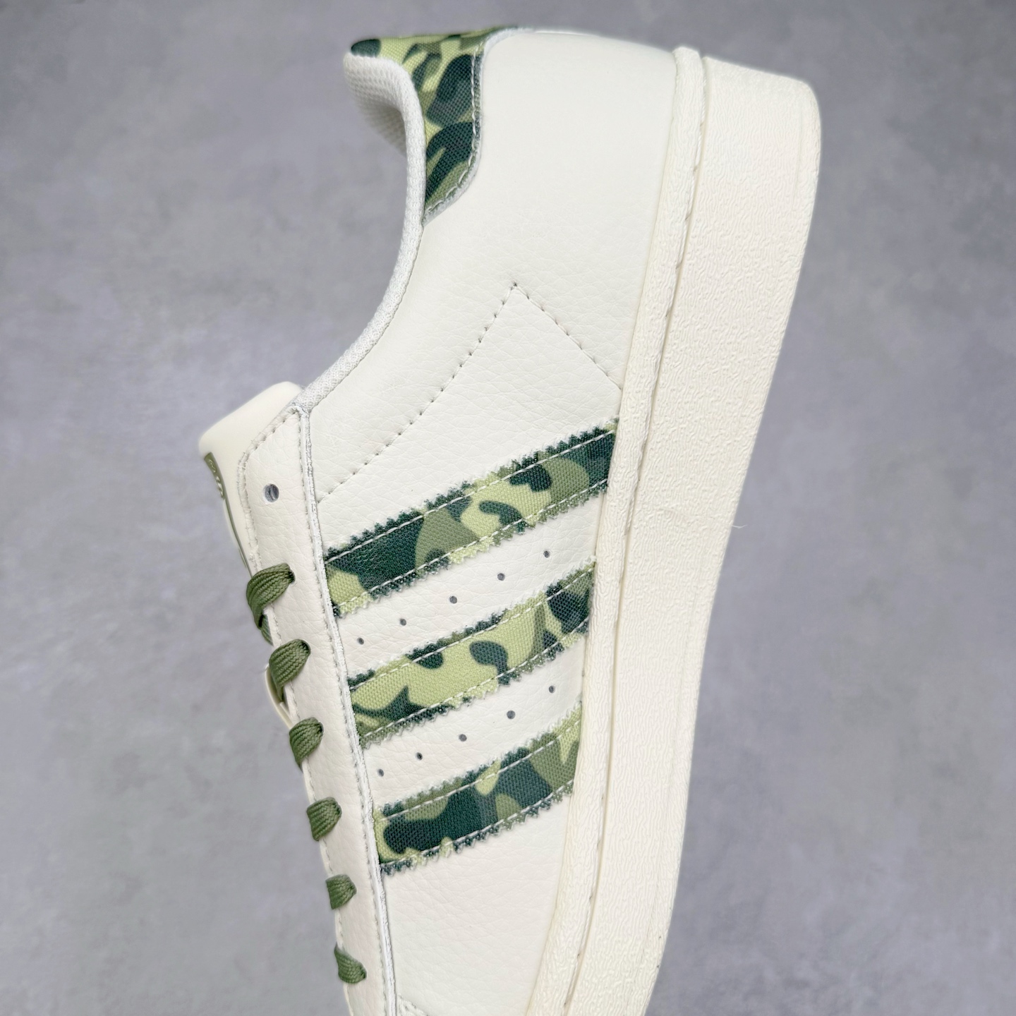 图片[7]-＃C2 AD Originals Superstar 经典复古贝壳头板鞋 DS0018 诞生于1969年 是第一双将全皮面鞋 身与橡胶鞋头结合在一起的低帮篮球鞋 Superstar最开始 是作为高帮篮球鞋Pro Model的低帮版本而出现的 但因为其独特和醒目的橡胶鞋头造型而让大家熟知 被大家形象地称为\\\”shelltoe\\\”贝壳头 在70年代的美国职业篮球场上 接近3/4的NBA球员都将这双Superstar作为场上用鞋 80年代之后 经过不断的改良和发展 Superstar逐渐成为横跨时装、音乐、街头文化、休闲和运动等各大领域的时尚潮鞋 尺码：36 36.5 37 38 38.5 39 40 40.5 41 42 42.5 43 44 44.5 45-选品中心