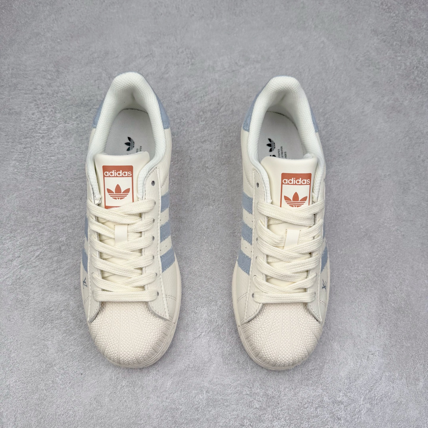 图片[2]-＃C2 AD Originals Superstar 经典复古贝壳头板鞋 SD6821 诞生于1969年 是第一双将全皮面鞋 身与橡胶鞋头结合在一起的低帮篮球鞋 Superstar最开始 是作为高帮篮球鞋Pro Model的低帮版本而出现的 但因为其独特和醒目的橡胶鞋头造型而让大家熟知 被大家形象地称为\\\”shelltoe\\\”贝壳头 在70年代的美国职业篮球场上 接近3/4的NBA球员都将这双Superstar作为场上用鞋 80年代之后 经过不断的改良和发展 Superstar逐渐成为横跨时装、音乐、街头文化、休闲和运动等各大领域的时尚潮鞋 尺码：36 36.5 37 38 38.5 39 40 40.5 41 42 42.5 43 44 44.5 45-选品中心