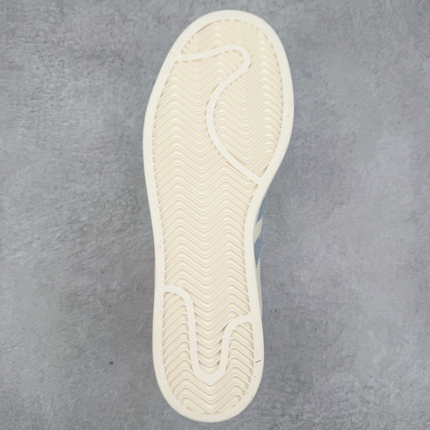 图片[9]-＃C2 AD Originals Superstar 经典复古贝壳头板鞋 SD6821 诞生于1969年 是第一双将全皮面鞋 身与橡胶鞋头结合在一起的低帮篮球鞋 Superstar最开始 是作为高帮篮球鞋Pro Model的低帮版本而出现的 但因为其独特和醒目的橡胶鞋头造型而让大家熟知 被大家形象地称为\\\”shelltoe\\\”贝壳头 在70年代的美国职业篮球场上 接近3/4的NBA球员都将这双Superstar作为场上用鞋 80年代之后 经过不断的改良和发展 Superstar逐渐成为横跨时装、音乐、街头文化、休闲和运动等各大领域的时尚潮鞋 尺码：36 36.5 37 38 38.5 39 40 40.5 41 42 42.5 43 44 44.5 45-选品中心