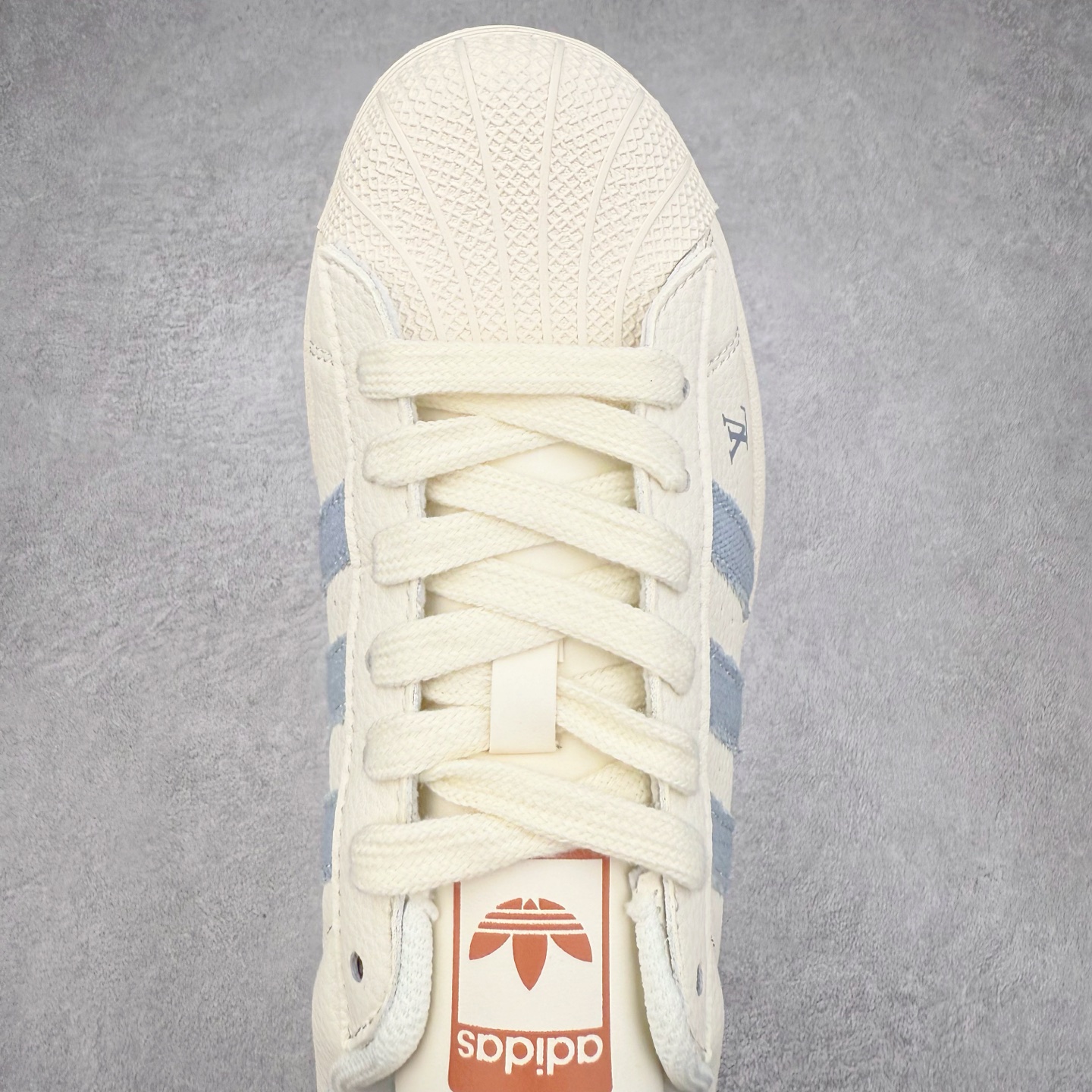 图片[4]-＃C2 AD Originals Superstar 经典复古贝壳头板鞋 SD6821 诞生于1969年 是第一双将全皮面鞋 身与橡胶鞋头结合在一起的低帮篮球鞋 Superstar最开始 是作为高帮篮球鞋Pro Model的低帮版本而出现的 但因为其独特和醒目的橡胶鞋头造型而让大家熟知 被大家形象地称为\\\”shelltoe\\\”贝壳头 在70年代的美国职业篮球场上 接近3/4的NBA球员都将这双Superstar作为场上用鞋 80年代之后 经过不断的改良和发展 Superstar逐渐成为横跨时装、音乐、街头文化、休闲和运动等各大领域的时尚潮鞋 尺码：36 36.5 37 38 38.5 39 40 40.5 41 42 42.5 43 44 44.5 45-选品中心