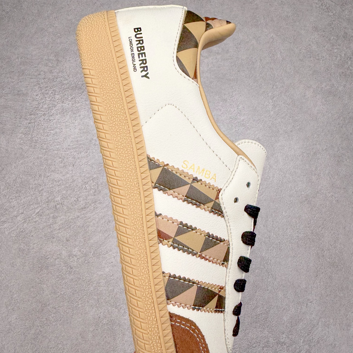 图片[6]-＃C2 AD Original Samba OG 复古经典轻便板鞋 定制配色 GJ75806这款桑巴鞋展示了高质量的工艺 带有装饰的超锁缝制和无缝的手感 柔软、柔软的皮革造型和标志性的3条纹完成了精致的外观 正规合身鞋带 鞋面上有绒面鞋垫 橡胶鞋底 享受正畸套筒软感 自50年代首次亮相以来就一直在赢得粉丝的青睐 尺码：36 36.5 37.5 38 38.5 39 40 40.5 41 42 42.5 43 44 44.5 45-选品中心