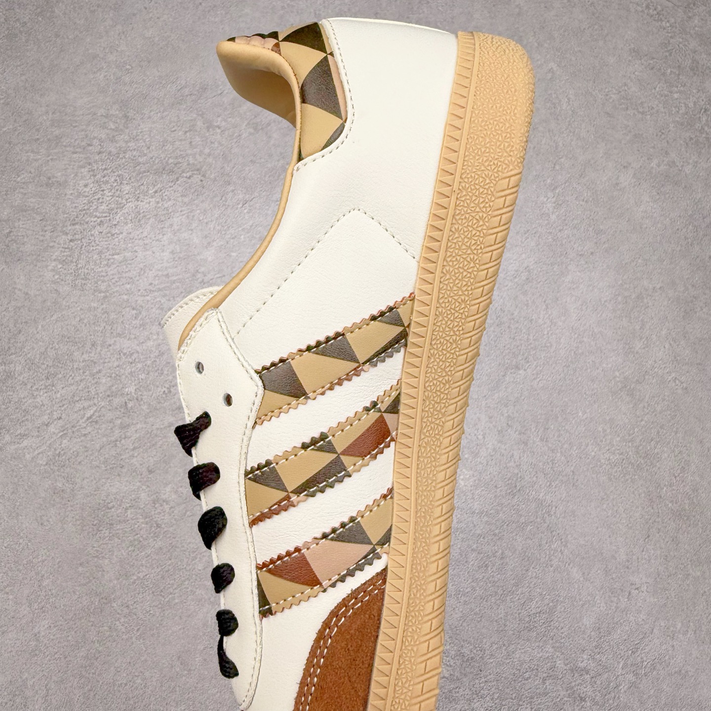 图片[7]-＃C2 AD Original Samba OG 复古经典轻便板鞋 定制配色 GJ75806这款桑巴鞋展示了高质量的工艺 带有装饰的超锁缝制和无缝的手感 柔软、柔软的皮革造型和标志性的3条纹完成了精致的外观 正规合身鞋带 鞋面上有绒面鞋垫 橡胶鞋底 享受正畸套筒软感 自50年代首次亮相以来就一直在赢得粉丝的青睐 尺码：36 36.5 37.5 38 38.5 39 40 40.5 41 42 42.5 43 44 44.5 45-选品中心