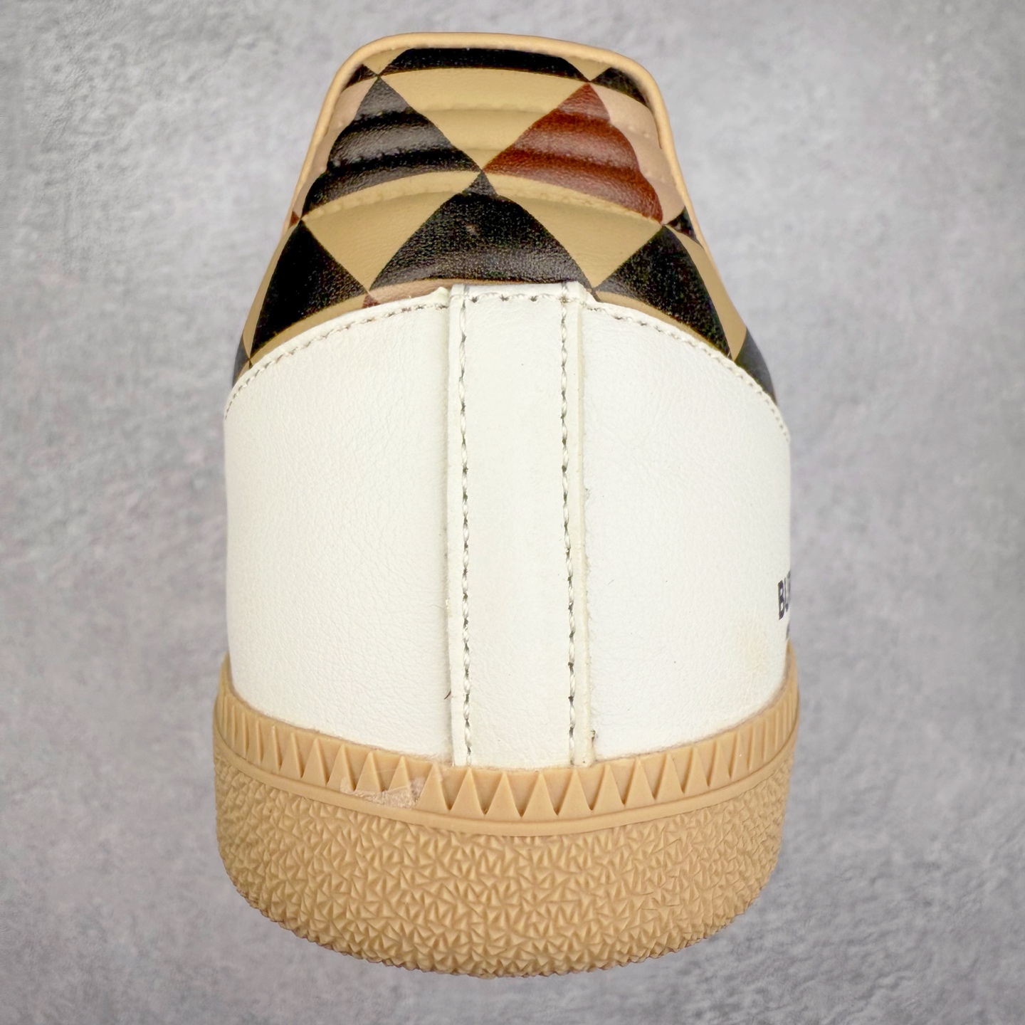 图片[8]-＃C2 AD Original Samba OG 复古经典轻便板鞋 定制配色 GJ75806这款桑巴鞋展示了高质量的工艺 带有装饰的超锁缝制和无缝的手感 柔软、柔软的皮革造型和标志性的3条纹完成了精致的外观 正规合身鞋带 鞋面上有绒面鞋垫 橡胶鞋底 享受正畸套筒软感 自50年代首次亮相以来就一直在赢得粉丝的青睐 尺码：36 36.5 37.5 38 38.5 39 40 40.5 41 42 42.5 43 44 44.5 45-选品中心