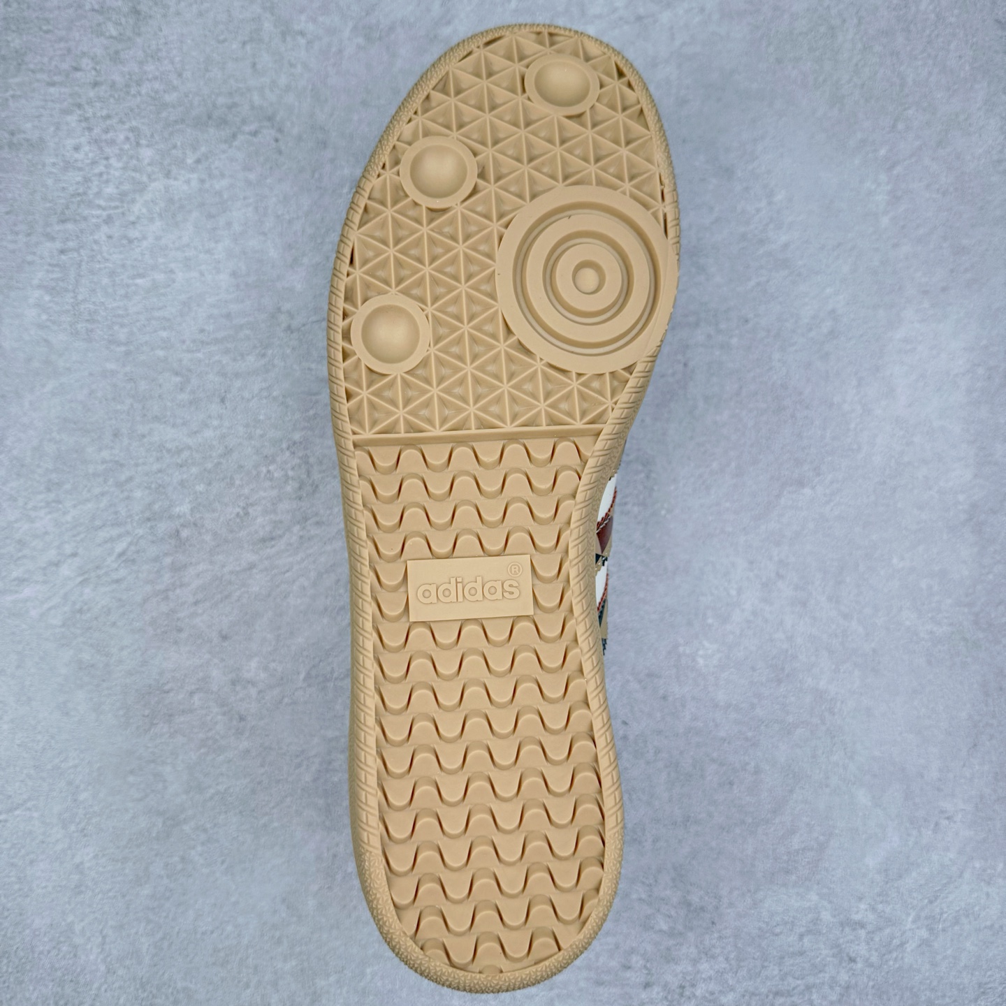 图片[9]-＃C2 AD Original Samba OG 复古经典轻便板鞋 定制配色 GJ75806这款桑巴鞋展示了高质量的工艺 带有装饰的超锁缝制和无缝的手感 柔软、柔软的皮革造型和标志性的3条纹完成了精致的外观 正规合身鞋带 鞋面上有绒面鞋垫 橡胶鞋底 享受正畸套筒软感 自50年代首次亮相以来就一直在赢得粉丝的青睐 尺码：36 36.5 37.5 38 38.5 39 40 40.5 41 42 42.5 43 44 44.5 45-选品中心