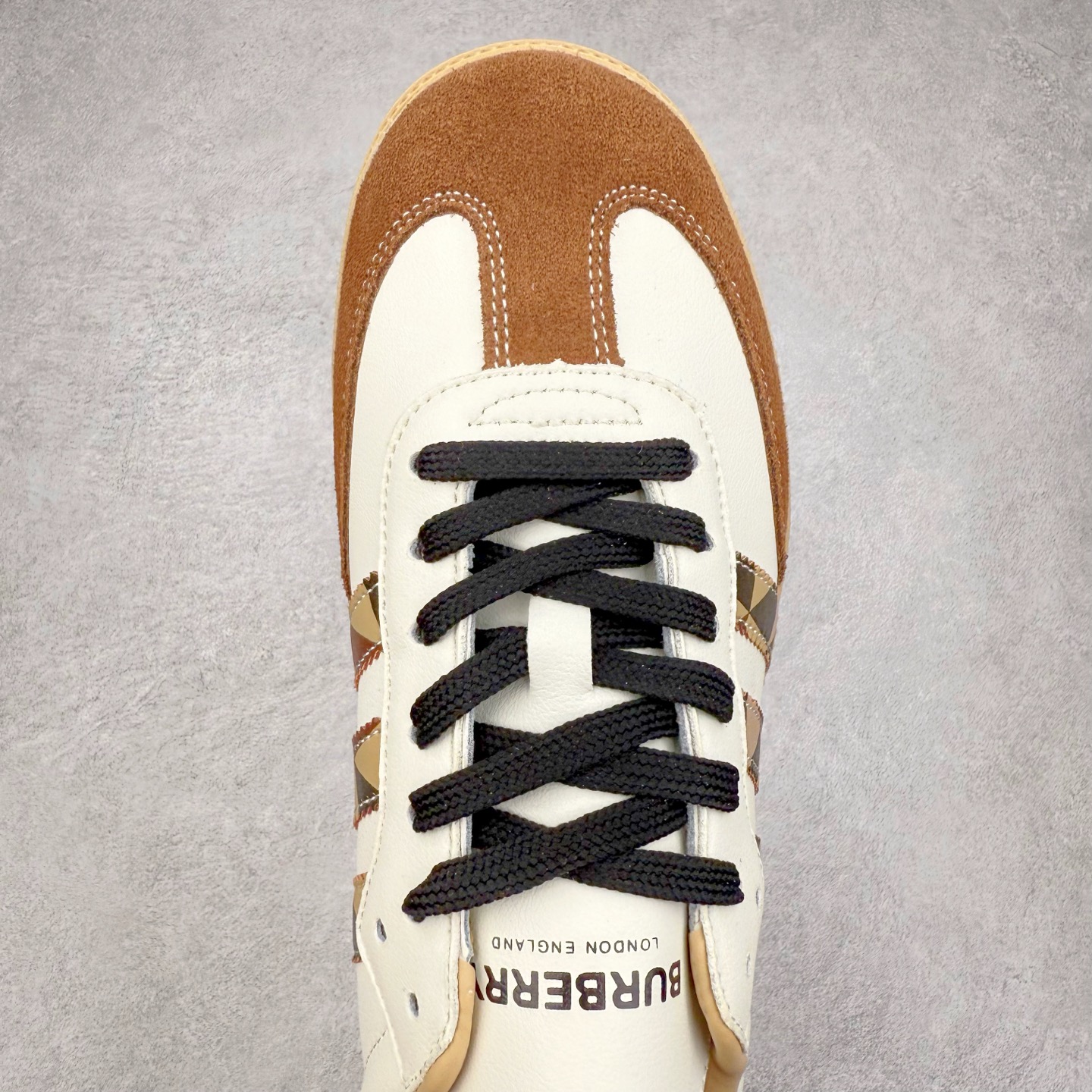 图片[4]-＃C2 AD Original Samba OG 复古经典轻便板鞋 定制配色 GJ75806这款桑巴鞋展示了高质量的工艺 带有装饰的超锁缝制和无缝的手感 柔软、柔软的皮革造型和标志性的3条纹完成了精致的外观 正规合身鞋带 鞋面上有绒面鞋垫 橡胶鞋底 享受正畸套筒软感 自50年代首次亮相以来就一直在赢得粉丝的青睐 尺码：36 36.5 37.5 38 38.5 39 40 40.5 41 42 42.5 43 44 44.5 45-选品中心