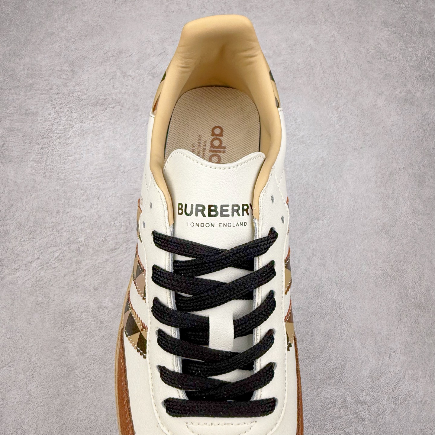 图片[5]-＃C2 AD Original Samba OG 复古经典轻便板鞋 定制配色 GJ75806这款桑巴鞋展示了高质量的工艺 带有装饰的超锁缝制和无缝的手感 柔软、柔软的皮革造型和标志性的3条纹完成了精致的外观 正规合身鞋带 鞋面上有绒面鞋垫 橡胶鞋底 享受正畸套筒软感 自50年代首次亮相以来就一直在赢得粉丝的青睐 尺码：36 36.5 37.5 38 38.5 39 40 40.5 41 42 42.5 43 44 44.5 45-选品中心