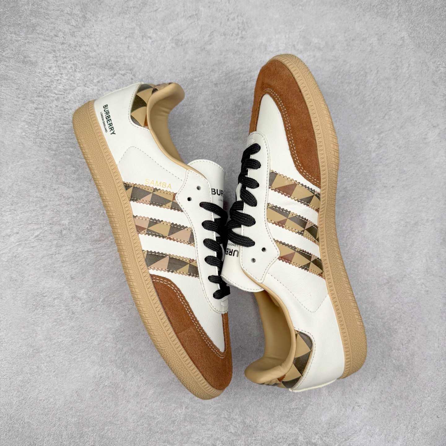 图片[3]-＃C2 AD Original Samba OG 复古经典轻便板鞋 定制配色 GJ75806这款桑巴鞋展示了高质量的工艺 带有装饰的超锁缝制和无缝的手感 柔软、柔软的皮革造型和标志性的3条纹完成了精致的外观 正规合身鞋带 鞋面上有绒面鞋垫 橡胶鞋底 享受正畸套筒软感 自50年代首次亮相以来就一直在赢得粉丝的青睐 尺码：36 36.5 37.5 38 38.5 39 40 40.5 41 42 42.5 43 44 44.5 45-选品中心