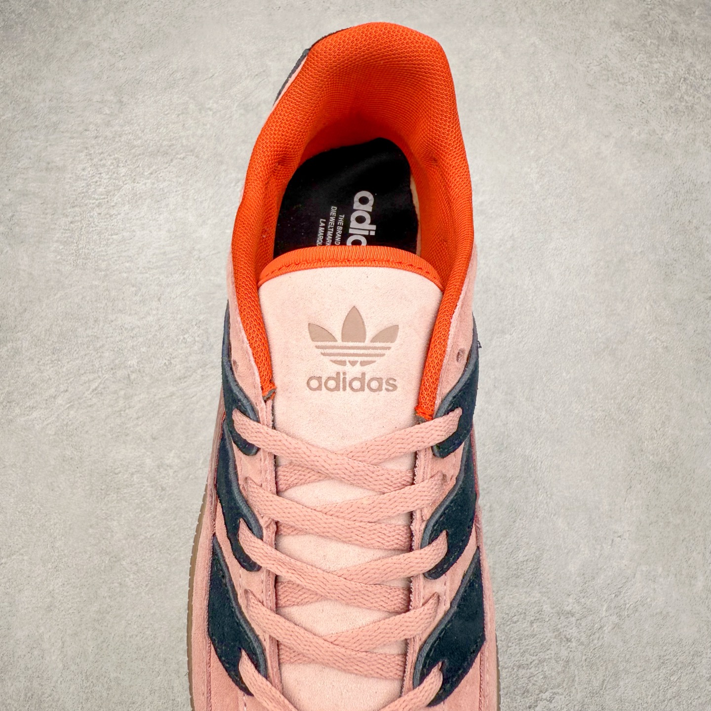 图片[5]-AD Originals HANDBALL SPEZIAL 百搭舒适 低帮板鞋男女同款 JI2605 这款来自阿迪达斯的这款HANDBALL SPZL前身是一双手球运动鞋，这一次拿来复刻，所以鞋面的主要色彩选用了黑色， 鞋面外侧除了Spezial字母之外还有三叶草标志。Handball SPZL作为复古手球训练鞋与作为室内足球鞋的Samba有着异曲同工之处，但是质感更为出众的鞋身以及丰富的配色选择比起Samba来讲可以说是更胜一筹了！尺码：36 36⅔ 37⅓ 38 38⅔ 39⅓ 40 40⅔ 41⅓ 42 42⅔ 43⅓ 44 45-选品中心