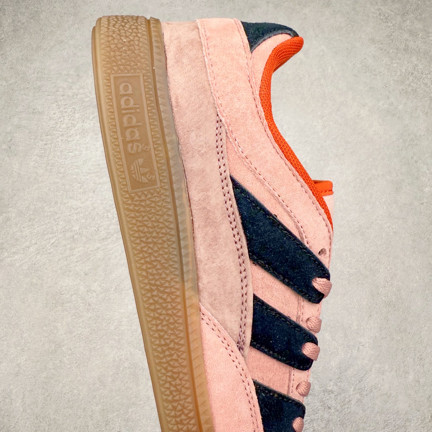 图片[6]-AD Originals HANDBALL SPEZIAL 百搭舒适 低帮板鞋男女同款 JI2605 这款来自阿迪达斯的这款HANDBALL SPZL前身是一双手球运动鞋，这一次拿来复刻，所以鞋面的主要色彩选用了黑色， 鞋面外侧除了Spezial字母之外还有三叶草标志。Handball SPZL作为复古手球训练鞋与作为室内足球鞋的Samba有着异曲同工之处，但是质感更为出众的鞋身以及丰富的配色选择比起Samba来讲可以说是更胜一筹了！尺码：36 36⅔ 37⅓ 38 38⅔ 39⅓ 40 40⅔ 41⅓ 42 42⅔ 43⅓ 44 45-选品中心