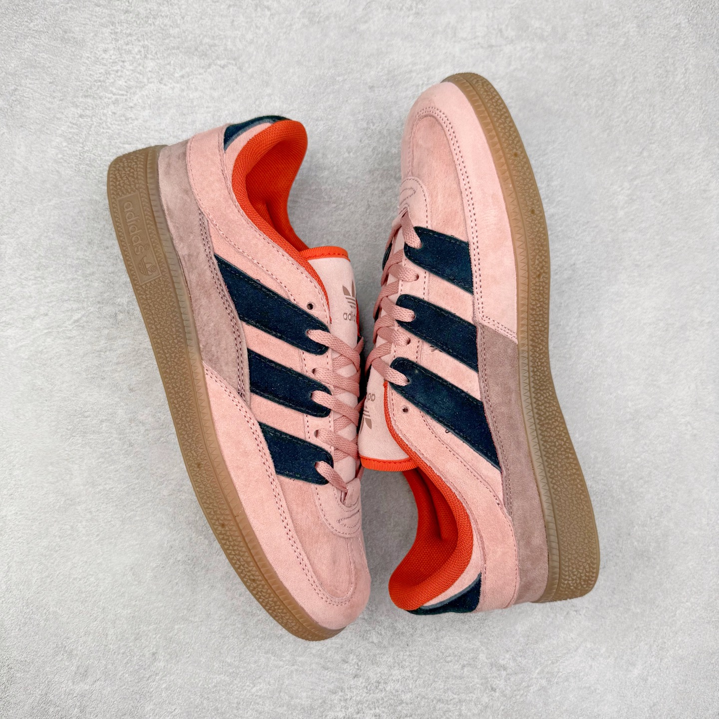 图片[3]-AD Originals HANDBALL SPEZIAL 百搭舒适 低帮板鞋男女同款 JI2605 这款来自阿迪达斯的这款HANDBALL SPZL前身是一双手球运动鞋，这一次拿来复刻，所以鞋面的主要色彩选用了黑色， 鞋面外侧除了Spezial字母之外还有三叶草标志。Handball SPZL作为复古手球训练鞋与作为室内足球鞋的Samba有着异曲同工之处，但是质感更为出众的鞋身以及丰富的配色选择比起Samba来讲可以说是更胜一筹了！尺码：36 36⅔ 37⅓ 38 38⅔ 39⅓ 40 40⅔ 41⅓ 42 42⅔ 43⅓ 44 45-选品中心