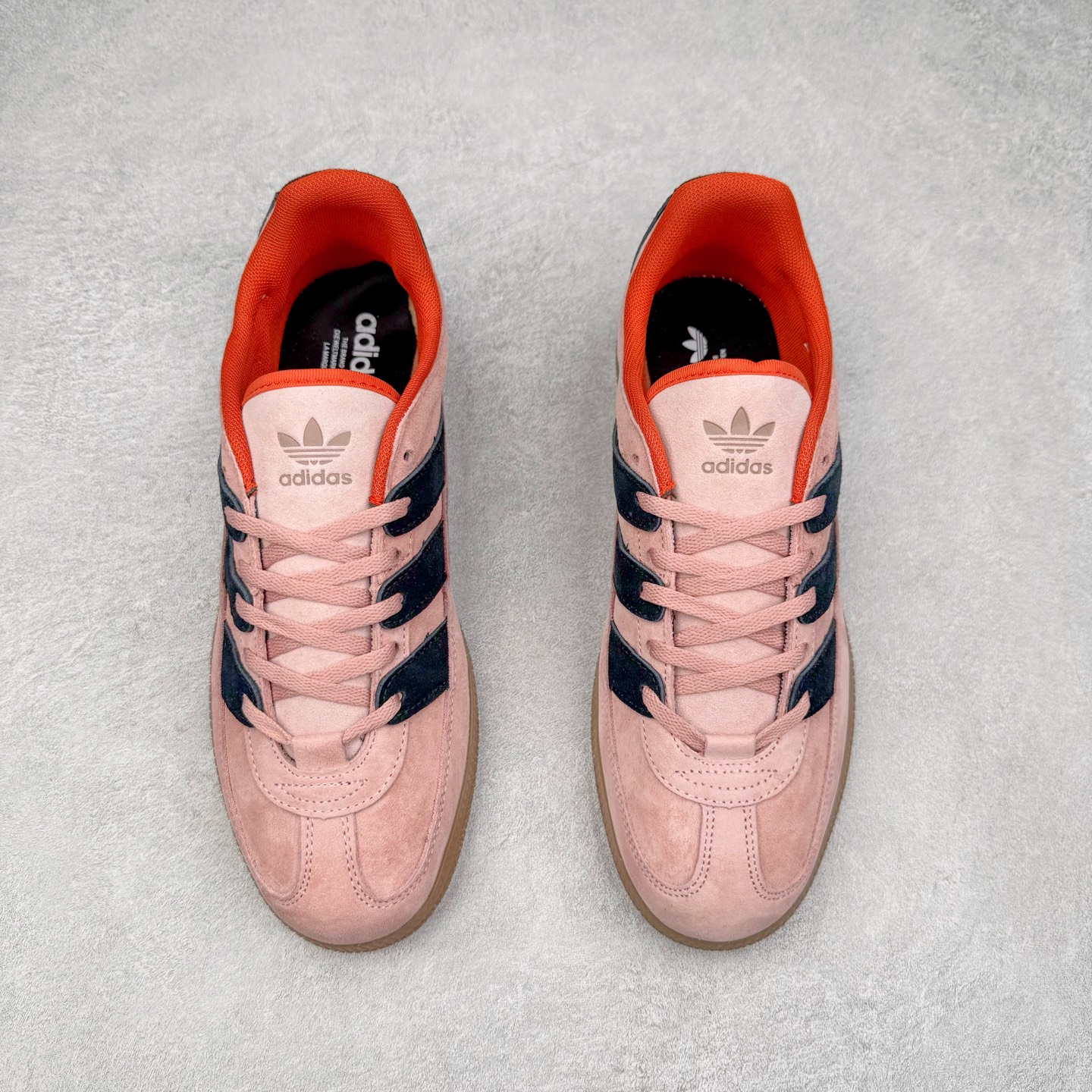 图片[2]-AD Originals HANDBALL SPEZIAL 百搭舒适 低帮板鞋男女同款 JI2605 这款来自阿迪达斯的这款HANDBALL SPZL前身是一双手球运动鞋，这一次拿来复刻，所以鞋面的主要色彩选用了黑色， 鞋面外侧除了Spezial字母之外还有三叶草标志。Handball SPZL作为复古手球训练鞋与作为室内足球鞋的Samba有着异曲同工之处，但是质感更为出众的鞋身以及丰富的配色选择比起Samba来讲可以说是更胜一筹了！尺码：36 36⅔ 37⅓ 38 38⅔ 39⅓ 40 40⅔ 41⅓ 42 42⅔ 43⅓ 44 45-选品中心