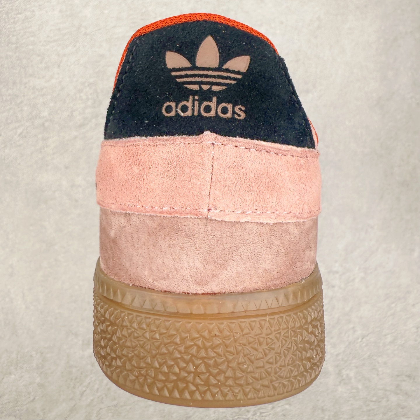 图片[8]-AD Originals HANDBALL SPEZIAL 百搭舒适 低帮板鞋男女同款 JI2605 这款来自阿迪达斯的这款HANDBALL SPZL前身是一双手球运动鞋，这一次拿来复刻，所以鞋面的主要色彩选用了黑色， 鞋面外侧除了Spezial字母之外还有三叶草标志。Handball SPZL作为复古手球训练鞋与作为室内足球鞋的Samba有着异曲同工之处，但是质感更为出众的鞋身以及丰富的配色选择比起Samba来讲可以说是更胜一筹了！尺码：36 36⅔ 37⅓ 38 38⅔ 39⅓ 40 40⅔ 41⅓ 42 42⅔ 43⅓ 44 45-选品中心