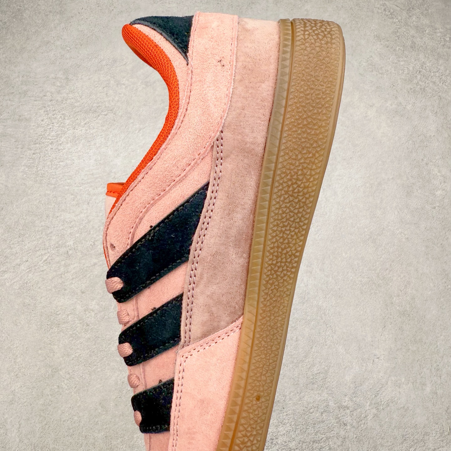 图片[7]-AD Originals HANDBALL SPEZIAL 百搭舒适 低帮板鞋男女同款 JI2605 这款来自阿迪达斯的这款HANDBALL SPZL前身是一双手球运动鞋，这一次拿来复刻，所以鞋面的主要色彩选用了黑色， 鞋面外侧除了Spezial字母之外还有三叶草标志。Handball SPZL作为复古手球训练鞋与作为室内足球鞋的Samba有着异曲同工之处，但是质感更为出众的鞋身以及丰富的配色选择比起Samba来讲可以说是更胜一筹了！尺码：36 36⅔ 37⅓ 38 38⅔ 39⅓ 40 40⅔ 41⅓ 42 42⅔ 43⅓ 44 45-选品中心