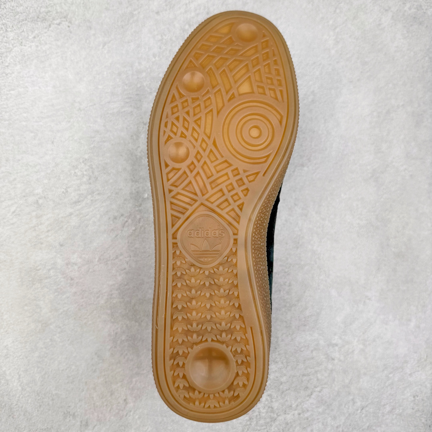 图片[9]-AD Originals HANDBALL SPEZIAL 百搭舒适 低帮板鞋男女同款 JS2795 这款来自阿迪达斯的这款HANDBALL SPZL前身是一双手球运动鞋，这一次拿来复刻，所以鞋面的主要色彩选用了黑色， 鞋面外侧除了Spezial字母之外还有三叶草标志。Handball SPZL作为复古手球训练鞋与作为室内足球鞋的Samba有着异曲同工之处，但是质感更为出众的鞋身以及丰富的配色选择比起Samba来讲可以说是更胜一筹了！尺码：36 36⅔ 37⅓ 38 38⅔ 39⅓ 40 40⅔ 41⅓ 42 42⅔ 43⅓ 44 45-选品中心