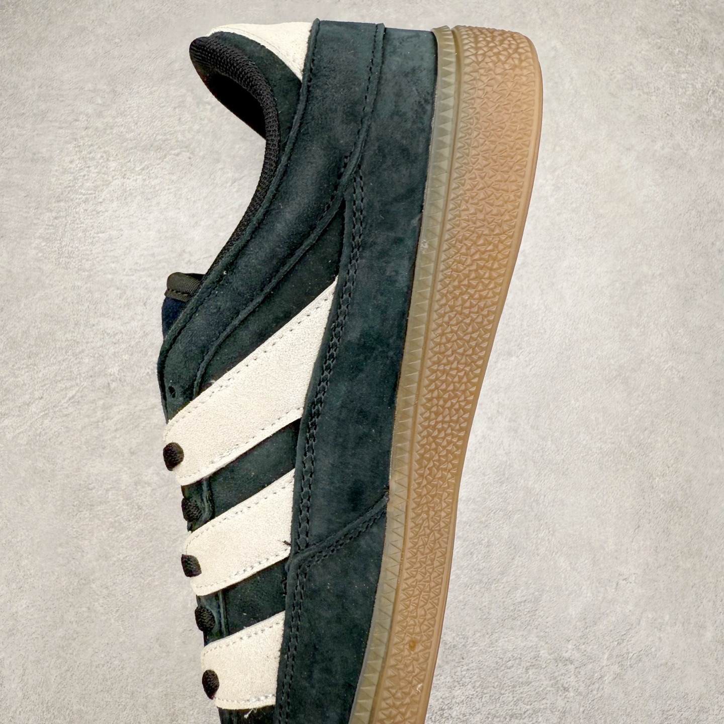 图片[7]-AD Originals HANDBALL SPEZIAL 百搭舒适 低帮板鞋男女同款 JS2795 这款来自阿迪达斯的这款HANDBALL SPZL前身是一双手球运动鞋，这一次拿来复刻，所以鞋面的主要色彩选用了黑色， 鞋面外侧除了Spezial字母之外还有三叶草标志。Handball SPZL作为复古手球训练鞋与作为室内足球鞋的Samba有着异曲同工之处，但是质感更为出众的鞋身以及丰富的配色选择比起Samba来讲可以说是更胜一筹了！尺码：36 36⅔ 37⅓ 38 38⅔ 39⅓ 40 40⅔ 41⅓ 42 42⅔ 43⅓ 44 45-选品中心