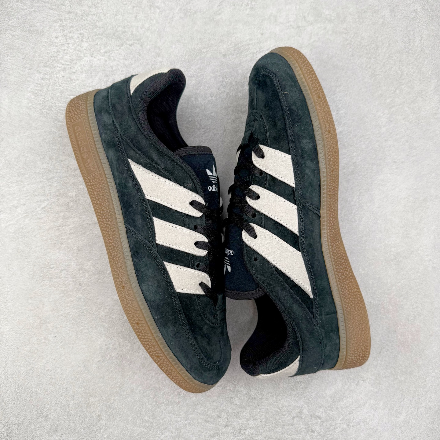 图片[3]-AD Originals HANDBALL SPEZIAL 百搭舒适 低帮板鞋男女同款 JS2795 这款来自阿迪达斯的这款HANDBALL SPZL前身是一双手球运动鞋，这一次拿来复刻，所以鞋面的主要色彩选用了黑色， 鞋面外侧除了Spezial字母之外还有三叶草标志。Handball SPZL作为复古手球训练鞋与作为室内足球鞋的Samba有着异曲同工之处，但是质感更为出众的鞋身以及丰富的配色选择比起Samba来讲可以说是更胜一筹了！尺码：36 36⅔ 37⅓ 38 38⅔ 39⅓ 40 40⅔ 41⅓ 42 42⅔ 43⅓ 44 45-选品中心