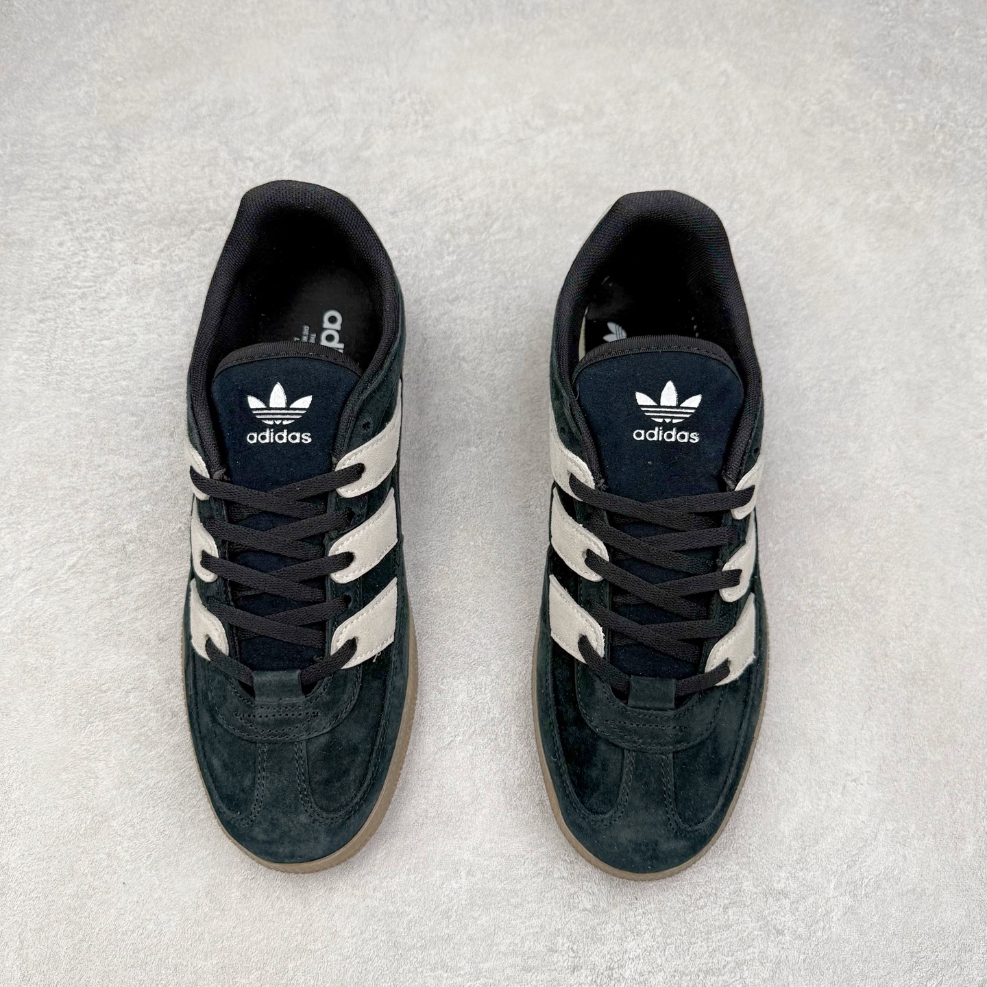 图片[2]-AD Originals HANDBALL SPEZIAL 百搭舒适 低帮板鞋男女同款 JS2795 这款来自阿迪达斯的这款HANDBALL SPZL前身是一双手球运动鞋，这一次拿来复刻，所以鞋面的主要色彩选用了黑色， 鞋面外侧除了Spezial字母之外还有三叶草标志。Handball SPZL作为复古手球训练鞋与作为室内足球鞋的Samba有着异曲同工之处，但是质感更为出众的鞋身以及丰富的配色选择比起Samba来讲可以说是更胜一筹了！尺码：36 36⅔ 37⅓ 38 38⅔ 39⅓ 40 40⅔ 41⅓ 42 42⅔ 43⅓ 44 45-选品中心