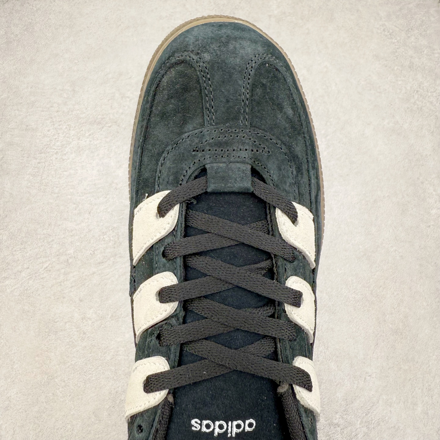 图片[4]-AD Originals HANDBALL SPEZIAL 百搭舒适 低帮板鞋男女同款 JS2795 这款来自阿迪达斯的这款HANDBALL SPZL前身是一双手球运动鞋，这一次拿来复刻，所以鞋面的主要色彩选用了黑色， 鞋面外侧除了Spezial字母之外还有三叶草标志。Handball SPZL作为复古手球训练鞋与作为室内足球鞋的Samba有着异曲同工之处，但是质感更为出众的鞋身以及丰富的配色选择比起Samba来讲可以说是更胜一筹了！尺码：36 36⅔ 37⅓ 38 38⅔ 39⅓ 40 40⅔ 41⅓ 42 42⅔ 43⅓ 44 45-选品中心