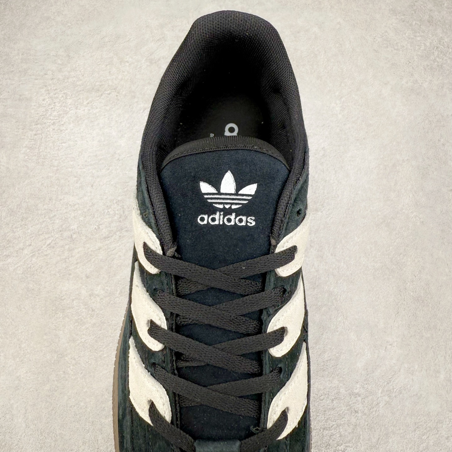 图片[5]-AD Originals HANDBALL SPEZIAL 百搭舒适 低帮板鞋男女同款 JS2795 这款来自阿迪达斯的这款HANDBALL SPZL前身是一双手球运动鞋，这一次拿来复刻，所以鞋面的主要色彩选用了黑色， 鞋面外侧除了Spezial字母之外还有三叶草标志。Handball SPZL作为复古手球训练鞋与作为室内足球鞋的Samba有着异曲同工之处，但是质感更为出众的鞋身以及丰富的配色选择比起Samba来讲可以说是更胜一筹了！尺码：36 36⅔ 37⅓ 38 38⅔ 39⅓ 40 40⅔ 41⅓ 42 42⅔ 43⅓ 44 45-选品中心