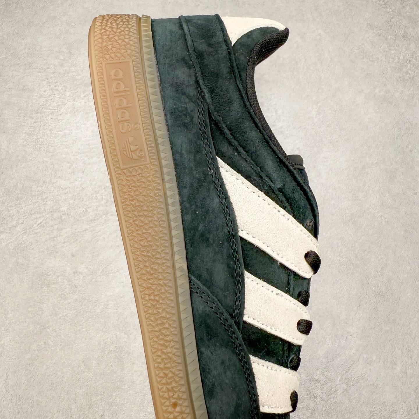 图片[6]-AD Originals HANDBALL SPEZIAL 百搭舒适 低帮板鞋男女同款 JS2795 这款来自阿迪达斯的这款HANDBALL SPZL前身是一双手球运动鞋，这一次拿来复刻，所以鞋面的主要色彩选用了黑色， 鞋面外侧除了Spezial字母之外还有三叶草标志。Handball SPZL作为复古手球训练鞋与作为室内足球鞋的Samba有着异曲同工之处，但是质感更为出众的鞋身以及丰富的配色选择比起Samba来讲可以说是更胜一筹了！尺码：36 36⅔ 37⅓ 38 38⅔ 39⅓ 40 40⅔ 41⅓ 42 42⅔ 43⅓ 44 45-选品中心