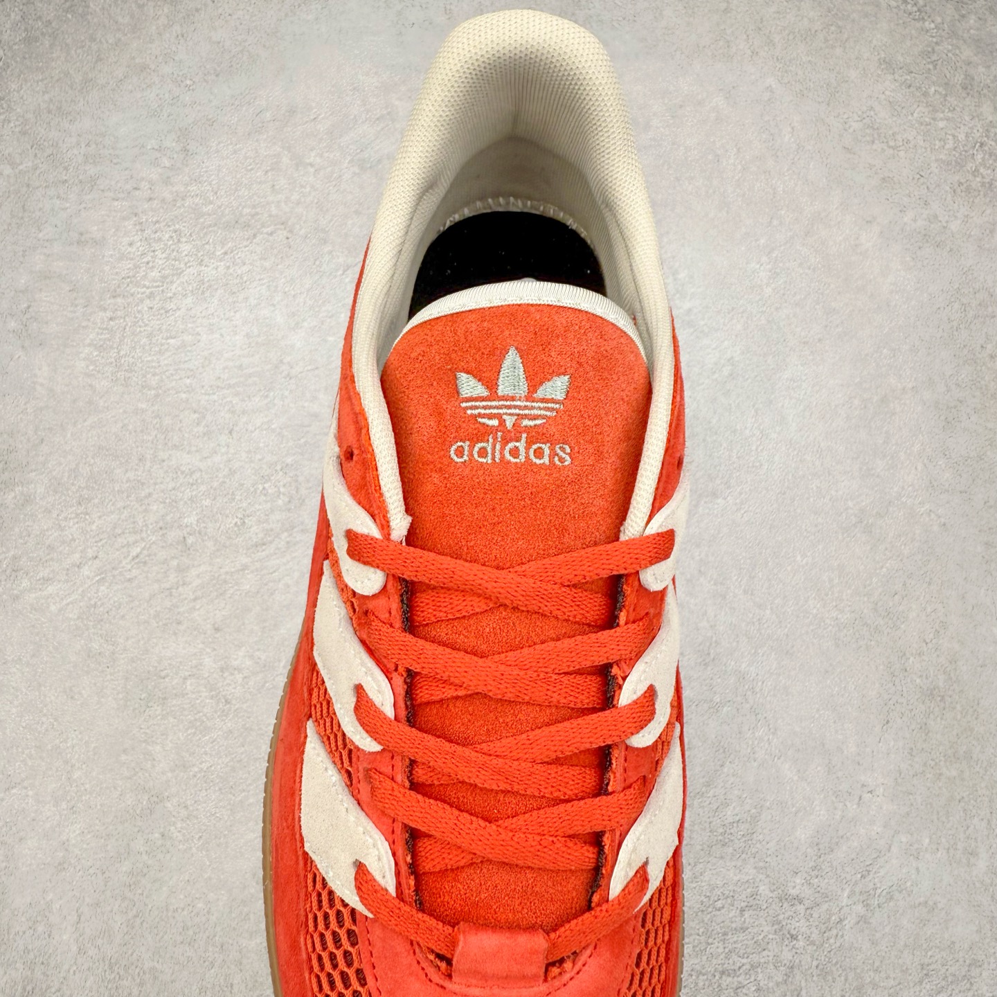 图片[5]-AD Originals HANDBALL SPEZIAL 百搭舒适 低帮板鞋男女同款 JI2607 这款来自阿迪达斯的这款HANDBALL SPZL前身是一双手球运动鞋，这一次拿来复刻，所以鞋面的主要色彩选用了黑色， 鞋面外侧除了Spezial字母之外还有三叶草标志。Handball SPZL作为复古手球训练鞋与作为室内足球鞋的Samba有着异曲同工之处，但是质感更为出众的鞋身以及丰富的配色选择比起Samba来讲可以说是更胜一筹了！尺码：36 36⅔ 37⅓ 38 38⅔ 39⅓ 40 40⅔ 41⅓ 42 42⅔ 43⅓ 44 45-选品中心